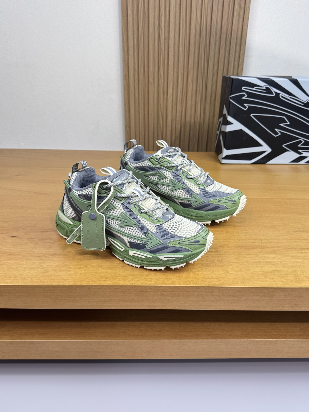 NO:532781,【 off-white】 - High-end quality original single couple casual sports shoes - imported environmentally friendly leather on the upper. Color printing brand totem, brand hollow mesh canvas, night running reflective webbing, shoe body. Tongue. Sewing brand plastic LOGO module - Inner brand canvas - Outsole ultra-light TPU foaming·rubber; Two-color molded outsole - Ultra-high quality control·fine workmanship highlighting (high-end, noble, grade) -Size Men and women's same style 36-44 (female 35. men 45.46.47. can be customized)·OF0256,,off white,sneakers19860909【 off-white】 -高端品质 原单·情侣装休闲运动鞋 -鞋面进口环保皮.彩印品牌图腾、品牌镂空网帆布、夜跑反光织带、鞋身.鞋舌.车缝品牌塑胶LOGO模块 -内里品牌帆布 -大底超轻TPU发泡·橡胶；双色成型大底 -超高品控·做工精细凸显(高端·贵气·档次) -Size 男女同款36-44（女35.男45.46.47.可订做)·OF0256,,off white,sneakers,Men's shoes