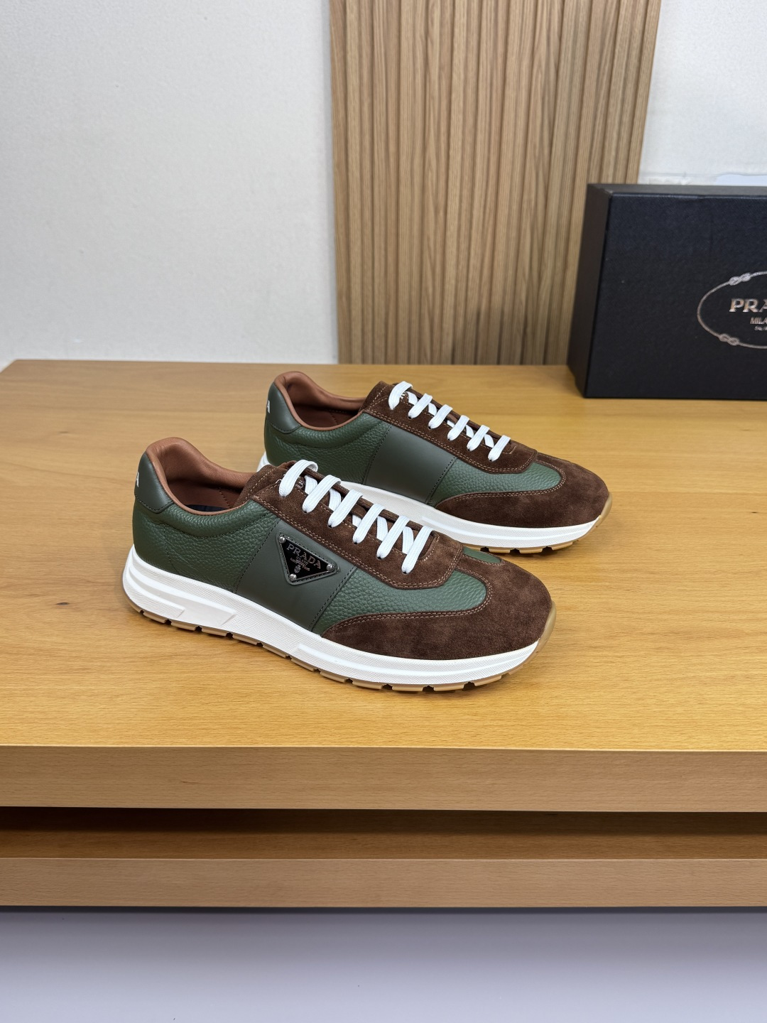 NO:532798,【PRADA】Prada - High-end quality Original single casual sports shoes - Upper imported Napa calfskin, reverse velvet calfskin, shoe body Napa calfskin. Sewing brand metal fasteners, tongue, heel. Silk-printed high Zhoubo brand LOGO - Inner water dyed cowhide - Outsole ultra-light TPU foaming·rubber; Two-color molded outsole - Ultra-high quality control·fine workmanship highlighting (high-end·noble·grade) -Size 38-44 (45, custom made)·PRD0372,,prada,prada,sneakers,cowhide19860909【PRADA】普拉达 -高端品质 原单·休闲运动鞋 -鞋面进口纳帕小牛皮、反绒小牛皮、鞋身纳帕小牛皮.车缝品牌金属扣件、鞋舌.后跟.丝印高周波品牌LOGO -内里水染牛皮 -大底超轻TPU发泡·橡胶；双色成型大底 -超高品控·做工精细凸显(高端·贵气·档次) -Size 38-44（45,可订做)·PRD0372,,prada,prada,sneakers,cowhide,Men's shoes