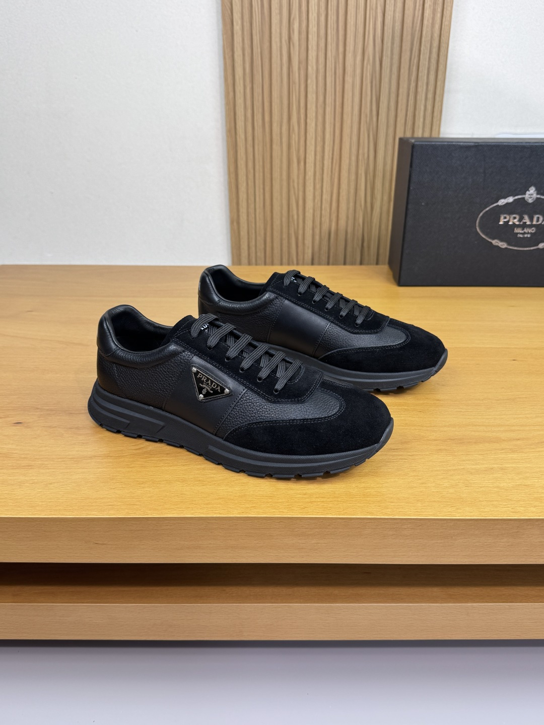 NO:532802,【PRADA】Prada - High-end quality Original single · Casual sports shoes - Imported upper with calfskin, reverse velvet calfskin, Napa calfskin on the shoe body. Sewing brand metal fasteners, tongue, heel. Silk-printed high Zhoubo brand LOGO - Inner water dyed cowhide - Outsole ultra-light TPU foaming·rubber; Two-color molded sole - Ultra-high quality control·fine workmanship highlighting (high-end·noble·grade) -Size 38-44 (45, custom made)·PRD0372,,prada,prada,sneakers,cowhide19860909【PRADA】普拉达 -高端品质 原单·休闲运动鞋 -鞋面进口摔纹小牛皮、反绒小牛皮、鞋身纳帕小牛皮.车缝品牌金属扣件、鞋舌.后跟.丝印高周波品牌LOGO -内里水染牛皮 -大底超轻TPU发泡·橡胶；双色成型大底 -超高品控·做工精细凸显(高端·贵气·档次) -Size 38-44（45,可订做)·PRD0372,,prada,prada,sneakers,cowhide,Men's shoes