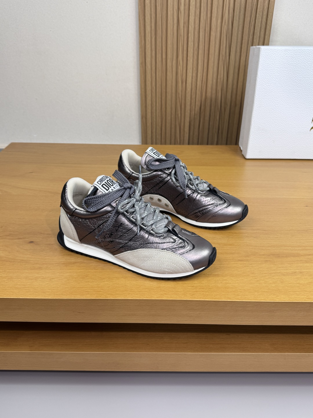 NO:532807,【Dior】Dior - High-end quality Original single couple outfit casual sports shoes - Imported gun color hand-grabbing calfskin, color printing brand totem, reverse velvet calfskin. Sewing craftsmanship, tongue brand cloth, heel color printing brand logo - Neil brand canvas - Original ultra-light TPR·rubber; two-color molding outsole - Ultra-high quality control·fine workmanship highlighting (high-end, noble, grade) -Size Men and women's same style 35-44 (female 34.41, men 38.45.46, can be customized)·D0663,,dior,dior,cowhide19860909【 Dior】迪奥 -高端品质 原单·情侣装休闲运动板鞋 -鞋面进口枪色手抓纹小牛皮、彩印品牌图腾、反绒小牛皮.车缝线工艺、鞋舌品牌布标、后跟彩印品牌logo -内里品牌帆布 -原版超轻TPR·橡胶；双色成型大底 -超高品控·做工精细凸显(高端·贵气·档次) -Size 男女同款35-44（女34.41、男38.45.46,可订做)·D0663,,dior,dior,cowhide,Men's shoes