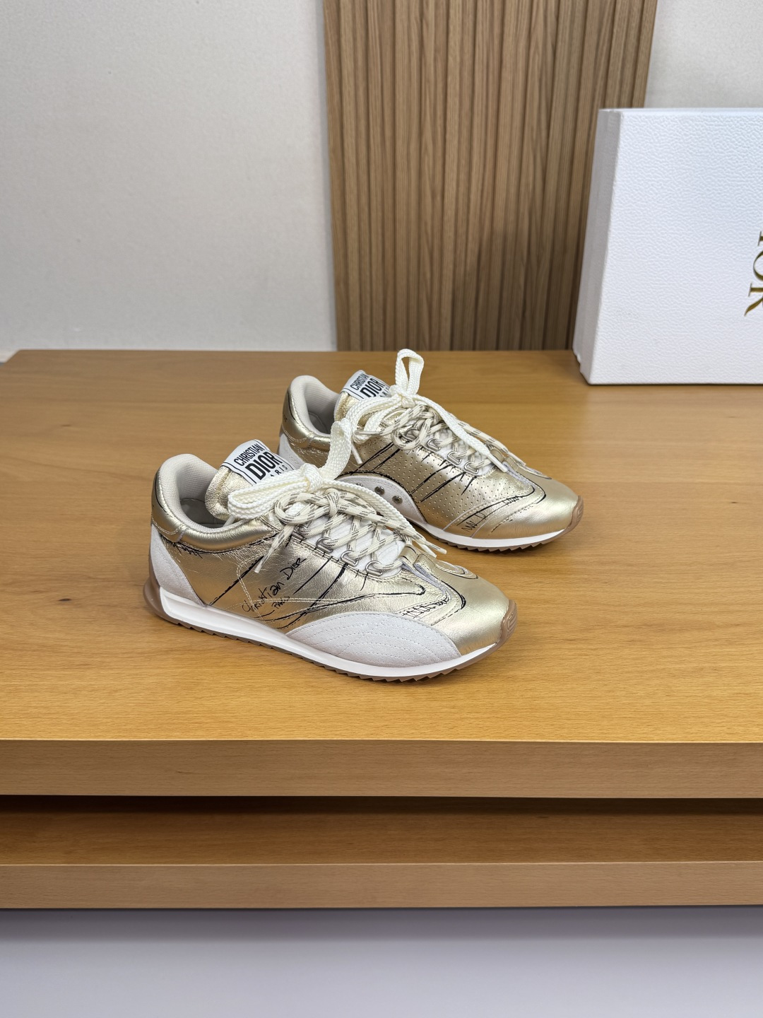 NO:532814,【Dior】Dior - High-end quality Original single couple casual sports shoes - Imported gold hand-grabbing calfskin on the upper, color printing brand totem, reverse velvet calfskin. Sewing craftsmanship, tongue brand cloth, heel color printing brand logo - Neil brand canvas - Original ultra-light TPR·rubber; two-color molding outsole - Ultra-high quality control·fine workmanship highlighting (high-end, noble, grade) -Size Men and women's same style 35-44 (female 34.41, men 38.45.46, can be customized)·D0663,,dior,dior,cowhide19860909【 Dior】迪奥 -高端品质 原单·情侣装休闲运动板鞋 -鞋面进口金色手抓纹小牛皮、彩印品牌图腾、反绒小牛皮.车缝线工艺、鞋舌品牌布标、后跟彩印品牌logo -内里品牌帆布 -原版超轻TPR·橡胶；双色成型大底 -超高品控·做工精细凸显(高端·贵气·档次) -Size 男女同款35-44（女34.41、男38.45.46,可订做)·D0663,,dior,dior,cowhide,Men's shoes