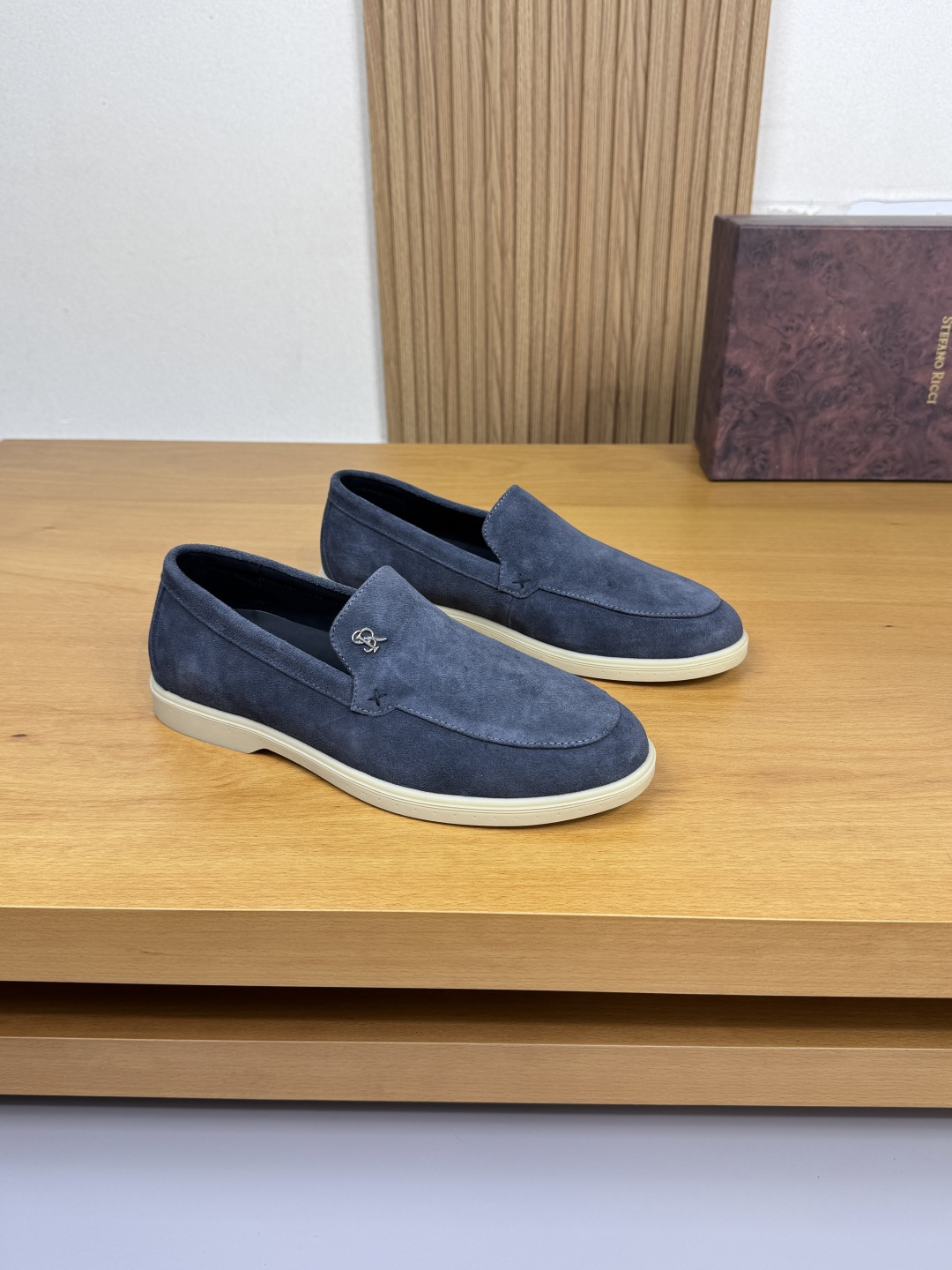 NO:533024,【Stefano Ricci】Stefano Rao Nich - High-end quality Original single · formal leather shoes - Imported back-velvet calfskin on the upper, metal fastener on the tongue, stringed seam mark line embellishment - Inner water dyed cowhide - Outsole ultra-light TPR rubber; molded outsole - Ultra-high quality control · fine workmanship highlighted (high-end · noble · grade) -Size 39-44 (38, 45, custom made) ·ST0186,,cowhide19860909【Stefano Ricci】史蒂芬劳·尼治 -高端品质 原单·正装皮鞋 -鞋面进口反绒小牛皮、鞋舌品牌金属扣件、串缝马克线点缀 -内里水染牛皮 -大底超轻TPR橡胶；成型大底 -超高品控·做工精细凸显(高端·贵气·档次) -Size 39-44（38,45,可订做)·ST0186,,cowhide,Men's shoes