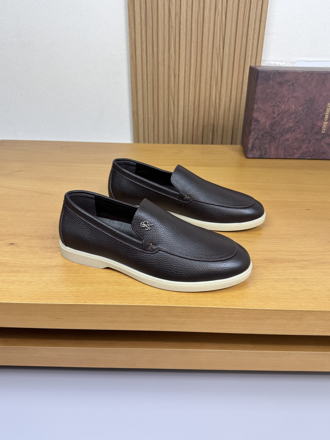 NO:533032,【Stefano Ricci】Stefano Rao Nich - High-end quality Original single · formal leather shoes - Imported lit-patterned calfskin on the upper, metal fasteners on the tongue, stringed seam mark line embellishment - Inner water dyed cowhide - Outsole ultra-light TPR rubber; molded sole - Ultra-high quality control · Fine workmanship highlighted (high-end · noble · grade) -Size 39-44 (38, 45, custom made) ·ST0186,,cowhide19860909【Stefano Ricci】史蒂芬劳·尼治 -高端品质 原单·正装皮鞋 -鞋面进口荔纹小牛皮、鞋舌品牌金属扣件、串缝马克线点缀 -内里水染牛皮 -大底超轻TPR橡胶；成型大底 -超高品控·做工精细凸显(高端·贵气·档次) -Size 39-44（38,45,可订做)·ST0186,,cowhide,Men's shoes