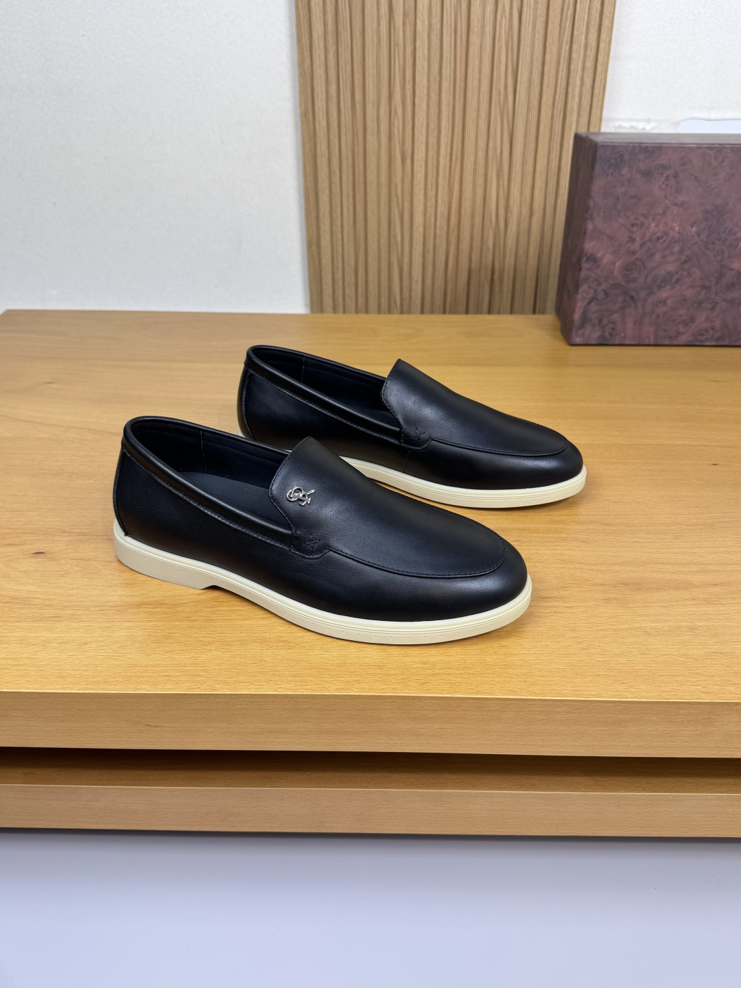 NO:533040,【Stefano Ricci】Stefano Rao Nich - High-end quality Original single · formal leather shoes - Imported upper Napa calfskin, shoe tongue brand metal fastener, string seam mark line embellishment - Inner water dyed cowhide - Outsole ultralight TPR rubber; molded outsole - Ultra-high quality control · Fine workmanship highlighted (high-end · noble · grade) -Size 39-44 (38, 45, custom made) ·ST0186,,cowhide19860909【Stefano Ricci】史蒂芬劳·尼治 -高端品质 原单·正装皮鞋 -鞋面进口纳帕小牛皮、鞋舌品牌金属扣件、串缝马克线点缀 -内里水染牛皮 -大底超轻TPR橡胶；成型大底 -超高品控·做工精细凸显(高端·贵气·档次) -Size 39-44（38,45,可订做)·ST0186,,cowhide,Men's shoes