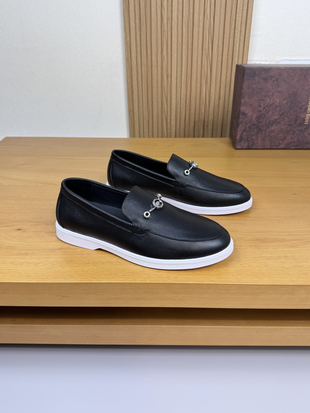 NO:533047,【Stefano Ricci】Stefano Rao Nich - High-end quality Original single · formal leather shoes - Imported lit-patterned calfskin on the upper, metal fasteners on the tongue, stringed seam mark line embellishment - Inner water dyed cowhide - Outsole ultra-light TPR rubber; molded sole - Ultra-high quality control · Fine workmanship highlighted (high-end · noble · grade) -Size 39-44 (38, 45, custom made) ·ST0186,,cowhide19860909【Stefano Ricci】史蒂芬劳·尼治 -高端品质 原单·正装皮鞋 -鞋面进口荔纹小牛皮、鞋舌品牌金属扣件、串缝马克线点缀 -内里水染牛皮 -大底超轻TPR橡胶；成型大底 -超高品控·做工精细凸显(高端·贵气·档次) -Size 39-44（38,45,可订做)·ST0186,,cowhide,Men's shoes