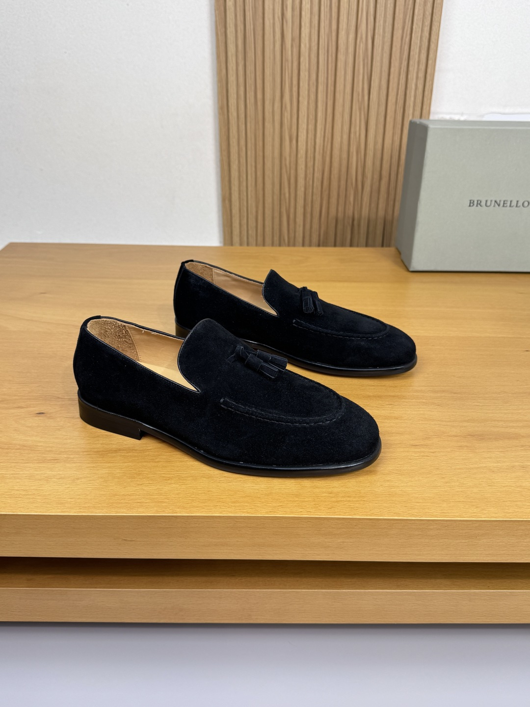 NO:533052,【Brunello Cucinelli】Brunello Cucinelli - High-end quality Original single · formal leather shoes - Imported high mercerized reverse velvet calfskin, shoe mouth spiral craftsmanship, shoe dan stitching, shoe tongue brand disc knot decoration - inner water dye cowhide - outsole ultralight TPR·rubber; combined molding outsole - ultra high quality control · fine workmanship highlight (high-end · noble · grade) -Size 39-44 (38, 45, custom made)·BC0186,,brunello cucinelli,cowhide19860909【 Brunello Cucinelli】布鲁内洛·库奇内利 -高端品质 原单·正装皮鞋 -鞋面进口高丝光反绒小牛皮、鞋口车滚边工艺、鞋丹起股车缝线、鞋舌品牌碟结装饰 -内里水染牛皮 -大底超轻TPR·橡胶；组合成型大底 -超高品控·做工精细凸显(高端·贵气·档次) -Size 39-44（38,45,可订做)·BC0186,,brunello cucinelli,cowhide,Men's shoes