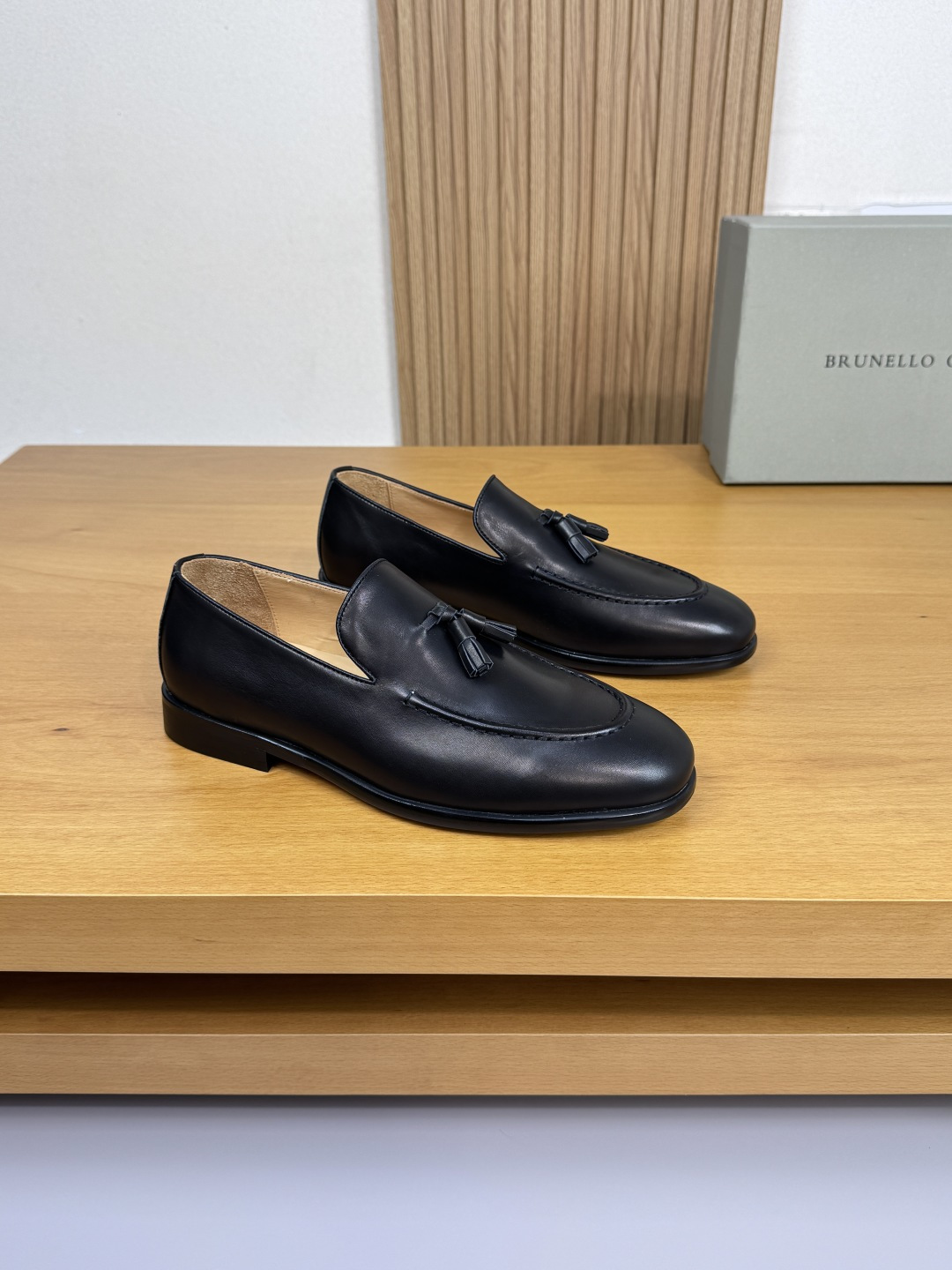 NO:533059,【Brunello Cucinelli】Brunello Cucinelli - High-end quality Original single · formal leather shoes - Imported upper Napa calfskin, shoe mouth car spiral craftsmanship, shoe Danqian stitching, shoe tongue brand disc knot decoration - Inner water dye cowhide - Outsole ultralight TPR·rubber; Combined molding outsole - Ultra-high quality control · fine workmanship highlighting (high-end · noble · grade) -Size 39-44 (38, 45, custom made)·BC0186,,brunello cucinelli,cowhide19860909【 Brunello Cucinelli】布鲁内洛·库奇内利 -高端品质 原单·正装皮鞋 -鞋面进口纳帕小牛皮、鞋口车滚边工艺、鞋丹起股车缝线、鞋舌品牌碟结装饰 -内里水染牛皮 -大底超轻TPR·橡胶；组合成型大底 -超高品控·做工精细凸显(高端·贵气·档次) -Size 39-44（38,45,可订做)·BC0186,,brunello cucinelli,cowhide,Men's shoes