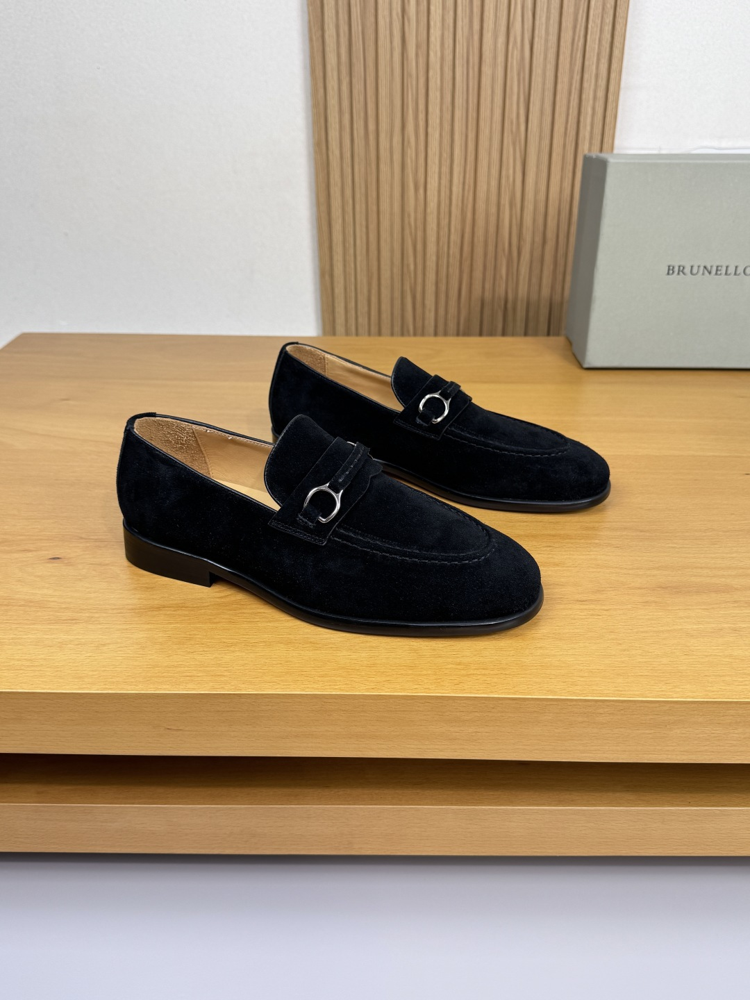 NO:533066,【Brunello Cucinelli】Brunello Cucinelli - High-end quality Original single · formal leather shoes - Imported high mercerized reverse velvet calfskin, shoe mouth spiral craftsmanship, shoe dan slit stitching, shoe tongue brand metal fastener horizontal decoration - inner water dye cowhide - outsole ultralight TPR·rubber; combined molding outsole - ultra high quality control · fine workmanship highlight (high-end · noble · grade) -Size 39-44 (38, 45, custom made)·BC0186,,brunello cucinelli,cowhide19860909【 Brunello Cucinelli】布鲁内洛·库奇内利 -高端品质 原单·正装皮鞋 -鞋面进口高丝光反绒小牛皮、鞋口车滚边工艺、鞋丹起股车缝线、鞋舌品牌金属扣件横担装饰 -内里水染牛皮 -大底超轻TPR·橡胶；组合成型大底 -超高品控·做工精细凸显(高端·贵气·档次) -Size 39-44（38,45,可订做)·BC0186,,brunello cucinelli,cowhide,Men's shoes