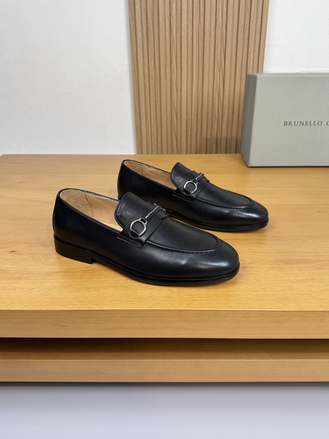 NO:533073,【Brunello Cucinelli】Brunello Cucinelli - High-end quality Original single · formal leather shoes - Imported upper Napa calfskin, shoe mouth car spiral craftsmanship, shoe Danqian stitching, shoe tongue brand metal fastener horizontal decoration - Inner water dye cowhide - Outsole ultralight TPR·rubber; Combined molding outsole - Ultra-high quality control · fine workmanship highlight (high-end · noble · grade) -Size 39-44 (38, 45, custom made)·BC0186,,brunello cucinelli,cowhide19860909【 Brunello Cucinelli】布鲁内洛·库奇内利 -高端品质 原单·正装皮鞋 -鞋面进口纳帕小牛皮、鞋口车滚边工艺、鞋丹起股车缝线、鞋舌品牌金属扣件横担装饰 -内里水染牛皮 -大底超轻TPR·橡胶；组合成型大底 -超高品控·做工精细凸显(高端·贵气·档次) -Size 39-44（38,45,可订做)·BC0186,,brunello cucinelli,cowhide,Men's shoes