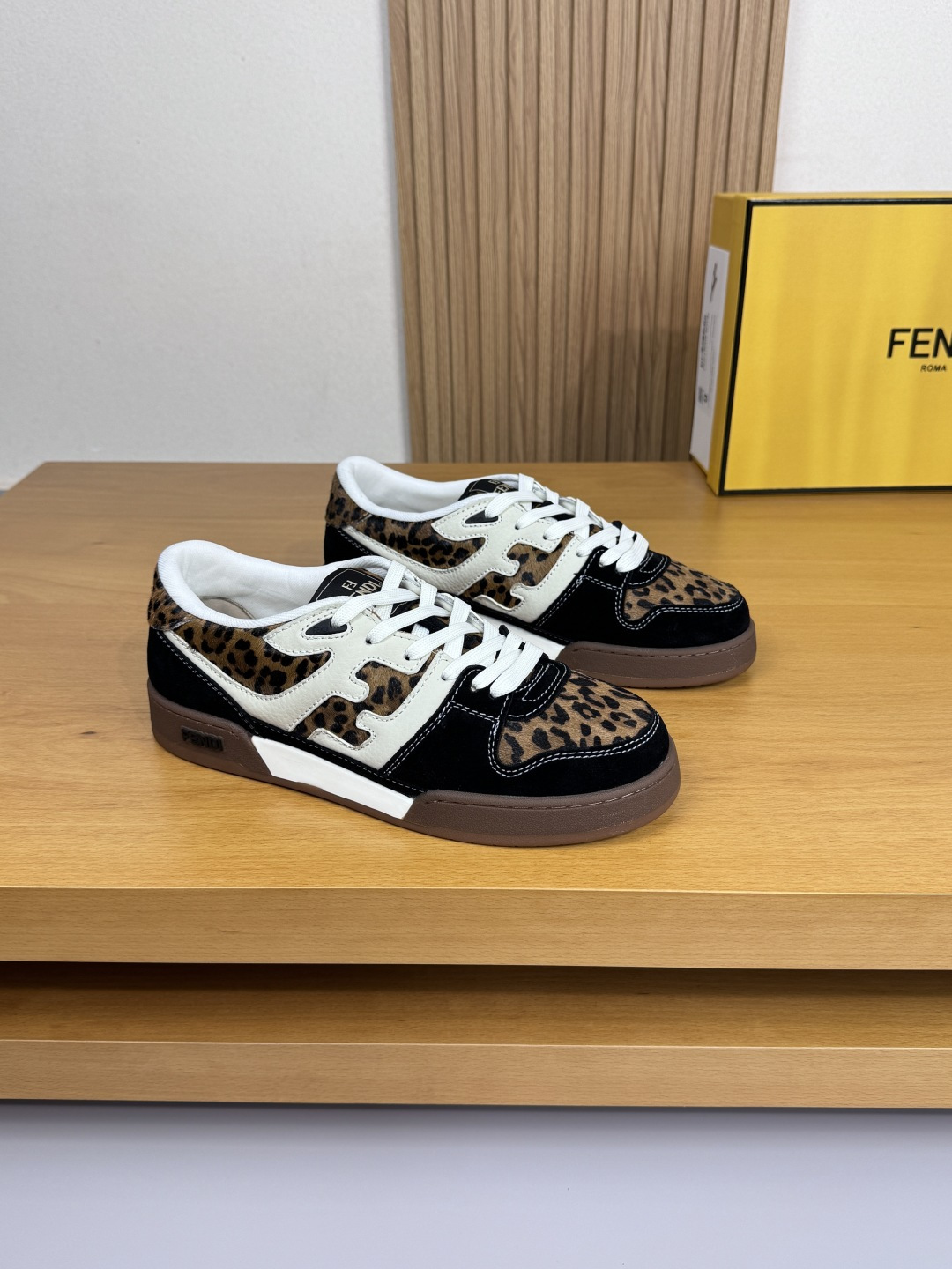 NO:533086,【FENDI】Fendi - High-end quality Original single · Casual sports shoes - Upper lit calfskin, reverse velvet calfskin, brand leopard print horse fur, shoe tongue; brand logo cloth - inner brand canvas - outsole ultralight TPR·rubber; two-color molded outsole - ultra high quality control · fine workmanship highlighted (high-end · noble · grade) -Size 39-44 (38, 45, custom made)·F0131,,fendi,fendi,sneakers,cowhide19860909【 FENDI】芬迪 -高端品质 原单·休闲运动鞋 -鞋面荔纹小牛皮、反绒小牛皮、品牌豹纹马毛皮、鞋舌；品牌logo布标 -内里品牌帆布 -大底超轻TPR·橡胶；双色成型大底 -超高品控·做工精细凸显(高端·贵气·档次) -Size 39-44（38,45,可订做)·F0131,,fendi,fendi,sneakers,cowhide,Men's shoes