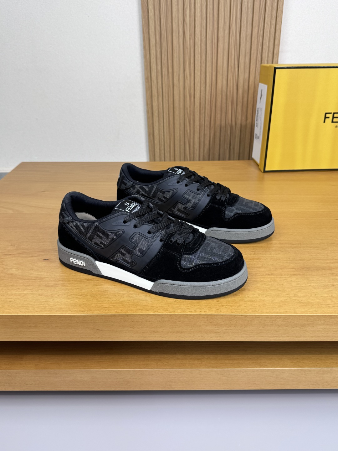 NO:533090,【FENDI】Fendi - High-end quality Original single · Casual sports shoes - Upper reverse velvet calfskin, brand totem fabric. Injection molded brand totem module, shoe tongue; brand logo cloth - Neil brand canvas - Outsole ultra-light TPR·rubber; Two-color molded outsole - Ultra-high quality control·fine workmanship highlighting (high-end · noble·grade) -Size 39-44 (38, 45, custom made)·F0131,,fendi,fendi,sneakers,cowhide19860909【 FENDI】芬迪 -高端品质 原单·休闲运动鞋 -鞋面反绒小牛皮、品牌图腾布匹.注塑品牌图腾模块、鞋舌；品牌logo布标 -内里品牌帆布 -大底超轻TPR·橡胶；双色成型大底 -超高品控·做工精细凸显(高端·贵气·档次) -Size 39-44（38,45,可订做)·F0131,,fendi,fendi,sneakers,cowhide,Men's shoes