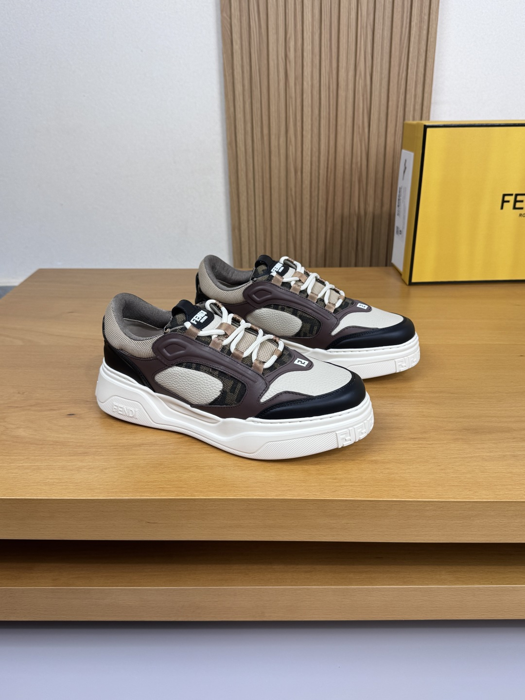 NO:533096,【FENDI】Fendi - High-end quality Original single · Casual sports shoes - Upper Napa calfskin, lychew calfskin, brand totem cloth. Sewing brand logo module, tongue. Heel; injection molding brand logo - inner brand canvas - outsole ultra-light TPU foam; molded outsole - ultra-high quality control · fine workmanship highlighting (high-end · noble · grade) -Size 39-44 (38, 45, custom made)·F0131,,fendi,fendi,sneakers,cowhide19860909【 FENDI】芬迪 -高端品质 原单·休闲运动鞋 -鞋面纳帕小牛皮、荔纹小牛皮、品牌图腾布匹.车缝品牌logo模块、鞋舌.后跟；注塑品牌logo -内里品牌帆布 -大底超轻TPU发泡；成型大底 -超高品控·做工精细凸显(高端·贵气·档次) -Size 39-44（38,45,可订做)·F0131,,fendi,fendi,sneakers,cowhide,Men's shoes