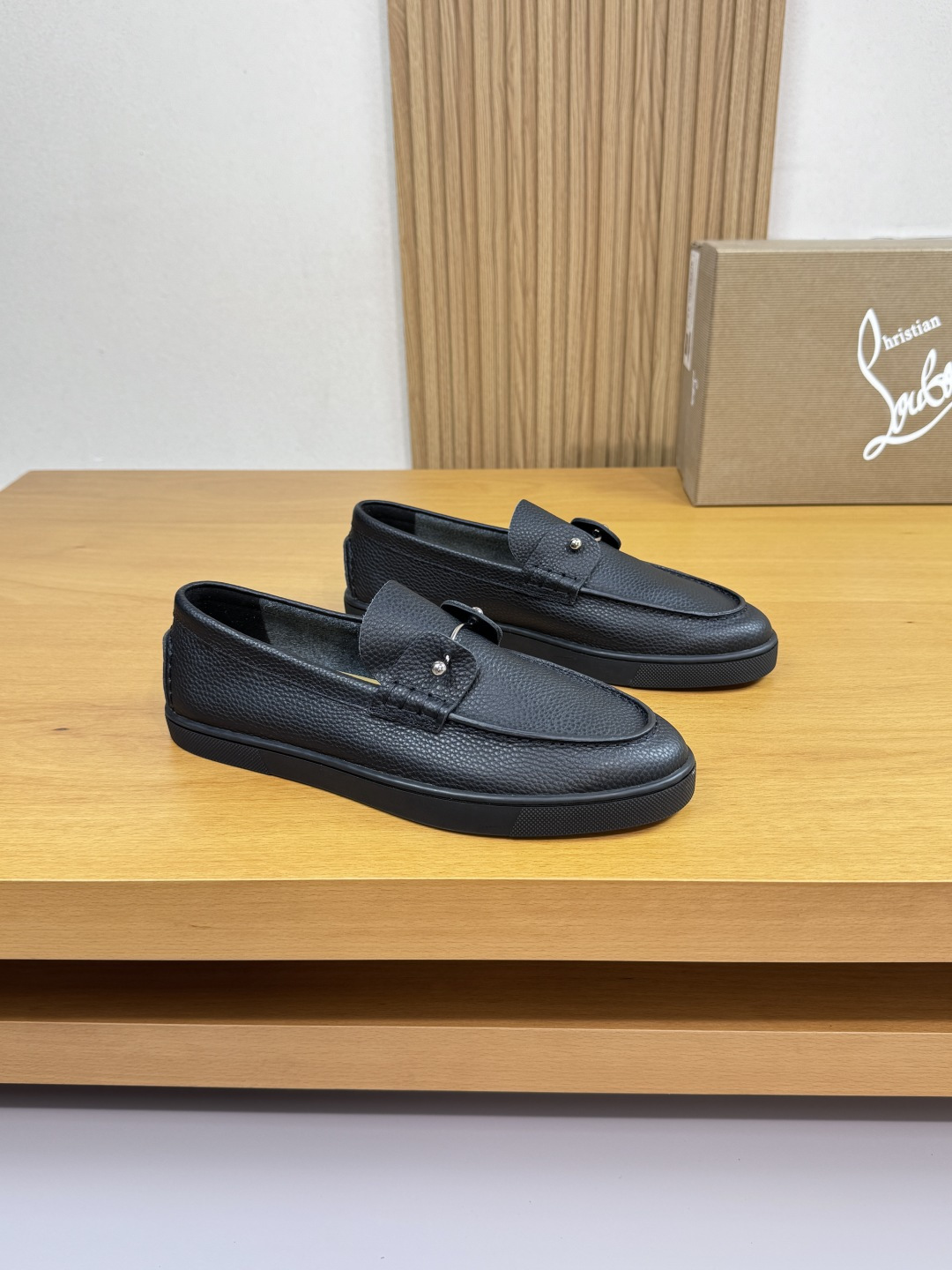 NO:533152,'Christian Louboutin' CL Christie - High-end quality Original single · One-foot casual shoes - Upper lying pattern calfskin, shoe Dan outer stitching, shoe ears, heels. Handmade string sewing mark thread, shoe tongue brand metal fastener decoration - Inner water dyed cowhide - Outsole ultra-light TPR·rubber; Two-color molded sole - Ultra-high quality control · fine workmanship highlight (high-end · nobility · grade) -Size 39-44 (38, 45, 46, custom made)·0146,,cowhide19860909《Christian Louboutin》CL克里斯提 -高端品质 原单·一脚蹬休闲鞋 -鞋面荔纹小牛皮、鞋丹外合车缝线、鞋耳.后跟.手工串缝马克线、鞋舌品牌金属扣件装饰 -内里水染牛皮 -大底超轻TPR·橡胶；双色成型大底 -超高品控·做工精细凸显(高端·贵气·档次) -Size 39-44（38,45,46,可订做)·0146,,cowhide,Men's shoes