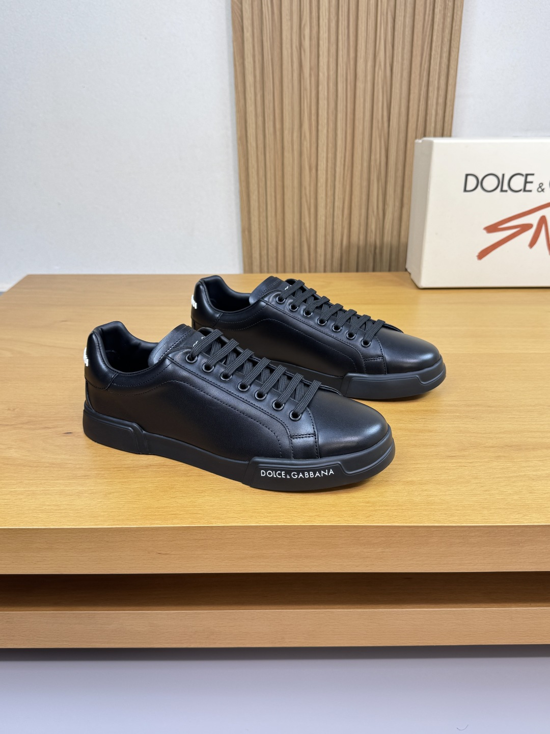 NO:533183,【DOLCE & GABBANA】Dolce & Gabbana - High-end quality Original single · Casual sports shoes - Upper Napa calfskin, heel injection molding brand logo, shoe tongue sewing brand cloth - Inner water dyed cowhide - Outsole ultralight TPU foaming two-color molding sole - Ultra-high quality control · Fine workmanship highlighted (high-end, noble, grade) -Size 39-44 (38, 45, 46, custom made)·01462,,Dolce & Gabbana,Dolce & Gabbana,cowhide19860909【DOLCE & GABBANA】杜嘉班纳 -高端品质 原单·休闲运动板鞋 -鞋面纳帕小牛皮、后跟注塑品牌logo、鞋舌车缝品牌布标 -内里水染牛皮 -大底超轻TPU发泡双色成型大底 -超高品控·做工精细凸显(高端·贵气·档次) -Size 39-44（38、45、46、可订做)·01462,,Dolce&Gabbana,Dolce&Gabbana,cowhide,Men's shoes