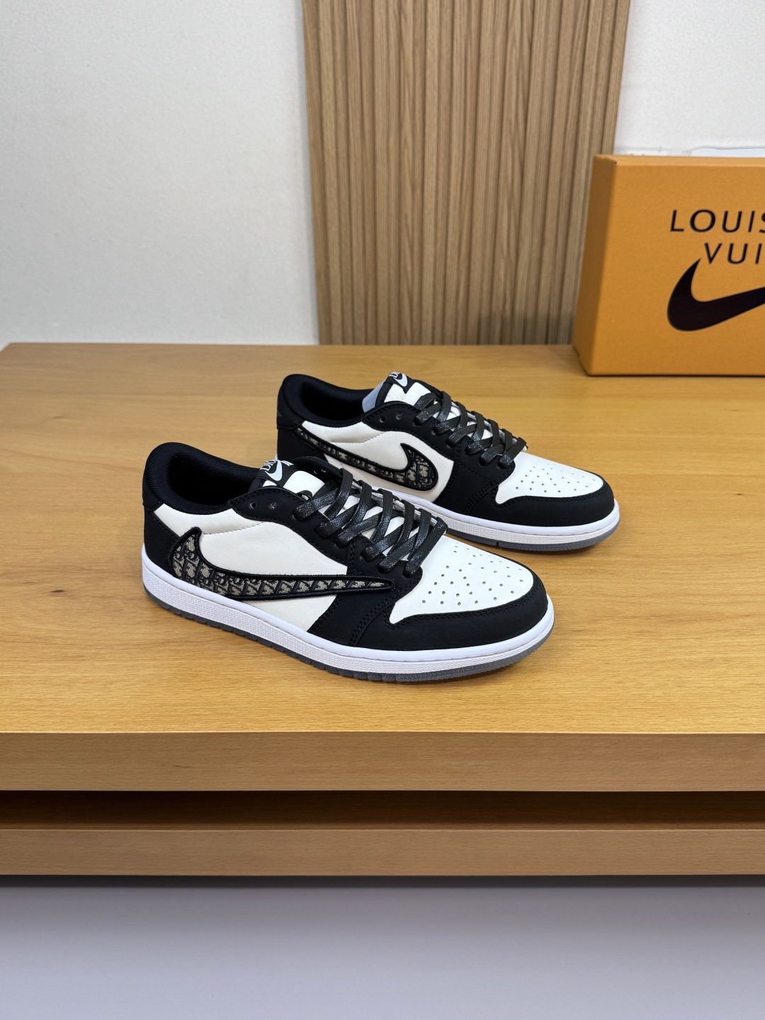 NO:533160,[Dior-AIR] Dior joint model - high-end quality original single · casual sports shoes - upper silk calfskin, toe punching craftsmanship, tongue. Brand cloth, heel. Embroidery brand logo - inner lining brand canvas - outsole original TPR·rubber·dual color molding outsole - ultra-high quality control·fine workmanship·highlight (high-end·noble·grade) -Size39-44 (38, 45, 46, custom made)·0150,,dior,dior,cowhide19860909【Dior-AIR】迪奥 联名款 -高端品质 原单·休闲运动板鞋 -鞋面丝绸小牛皮、鞋头打孔工艺、鞋舌.品牌布标、后跟.刺绣品牌logo -内里品牌帆布 -大底原版TPR·橡胶·双色成型大底 -超高品控·做工精细·凸显(高端·贵气·档次) -Size39-44（38,45,46,可订做)·0150,,dior,dior,cowhide,Men's shoes