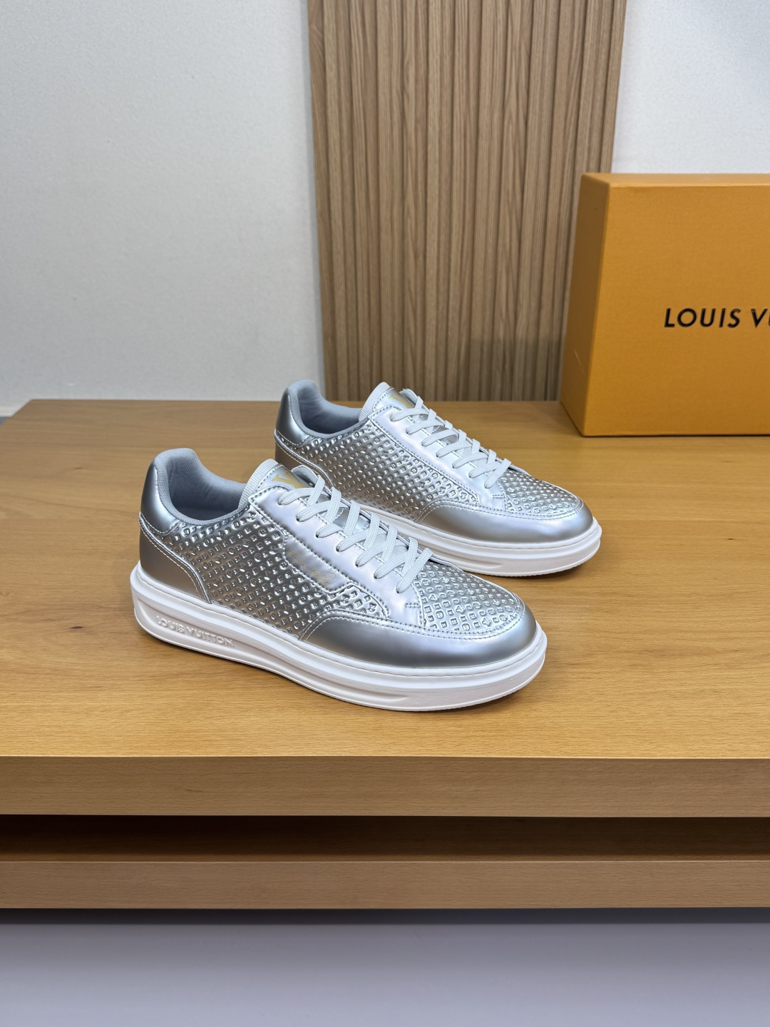 NO:533165,【Louis Vuitton】Louis Vuitton - High-end quality Original single casual sneakers - upper silver calfskin, air-pressure brand totem, shoe body, tongue, heel. Silk-printed high Zhoubo brand LOGO - inner lining brand canvas - outsole ultra-light TPU foam; molded outsole - ultra-high quality control · fine workmanship highlighted (high-end, noble, grade) - Size 38-44 (45, custom made)·L0117,,louis vuitton,louis vuitton,sneakers,cowhide19860909【Louis Vuitton】路易威登 -高端品质 原单·休闲运动鞋 -鞋面银色小牛皮、空压品牌图腾、鞋身.鞋舌.后跟.丝印高周波品牌LOGO -内里品牌帆布 -大底超轻TPU发泡; 成型大底 -超高品控·做工精细凸显(高端·贵气·档次) -Size 38-44（45,可订做)·L0117,,louis vuitton,louis vuitton,sneakers,cowhide,Men's shoes