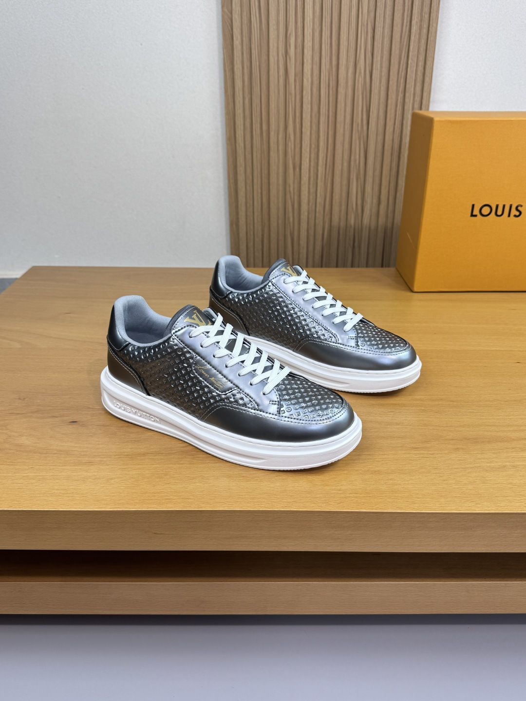 NO:533169,【Louis Vuitton】Louis Vuitton - High-end quality Original single · Casual sports shoes - Upper gun color calfskin, air compressor brand totem, shoe body, tongue, heel. Silk-printed high Zhoubo brand LOGO - Neil brand canvas - Outsole ultra-light TPU foam; Formed outsole - Ultra-high quality control · Fine workmanship highlighted (high-end, noble, grade) - Size 38-44 (45, custom made)·L0117,,louis vuitton,louis vuitton,sneakers,cowhide19860909【Louis Vuitton】路易威登 -高端品质 原单·休闲运动鞋 -鞋面枪色小牛皮、空压品牌图腾、鞋身.鞋舌.后跟.丝印高周波品牌LOGO -内里品牌帆布 -大底超轻TPU发泡; 成型大底 -超高品控·做工精细凸显(高端·贵气·档次) -Size 38-44（45,可订做)·L0117,,louis vuitton,louis vuitton,sneakers,cowhide,Men's shoes