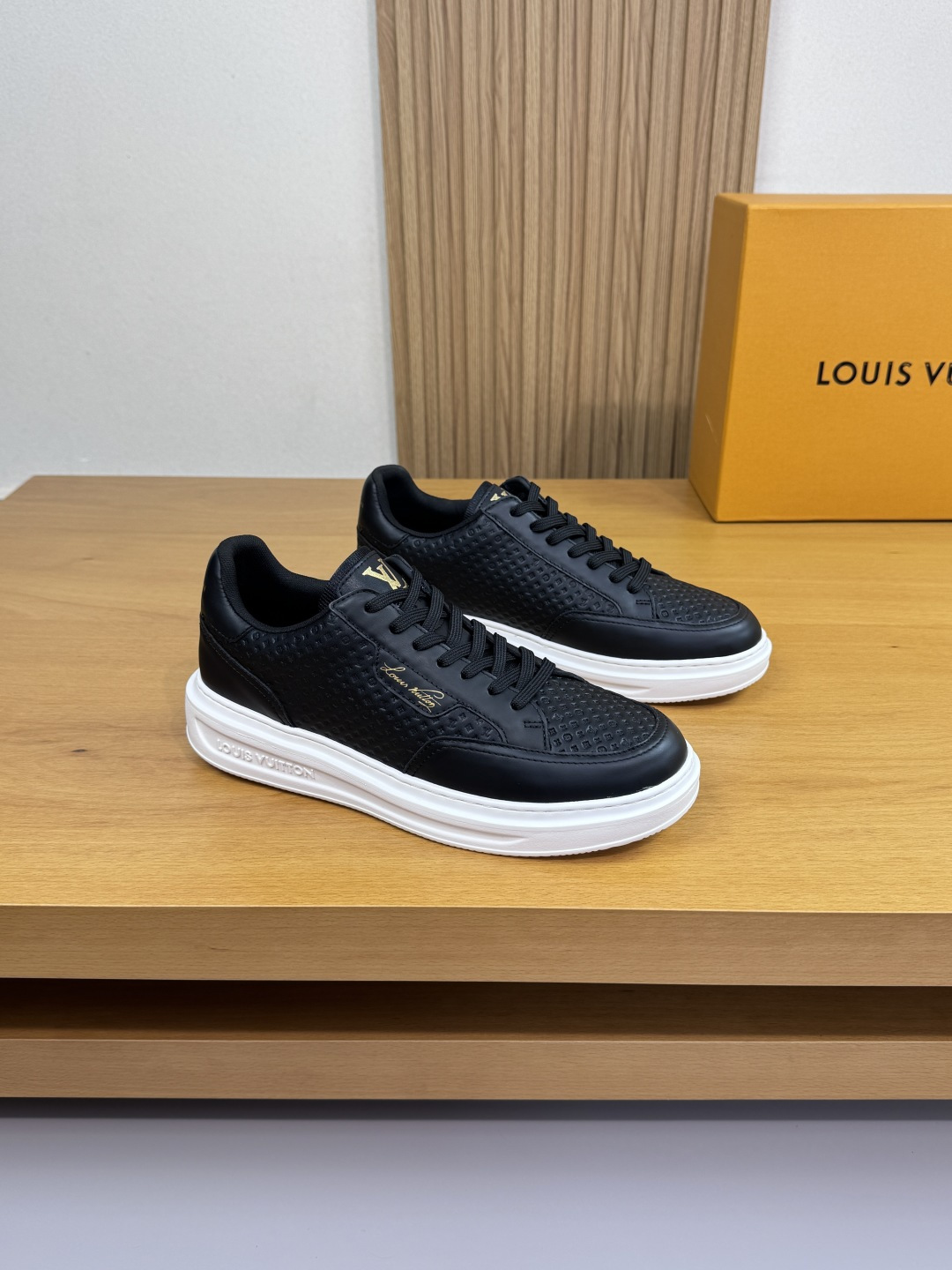 NO:533173,【Louis Vuitton】Louis Vuitton - High-end quality Original single casual sneakers - Upper Napa calfskin, air-pressure brand totem, shoe body, tongue, heel. Silk-printed high Zhoubo brand LOGO - Neil brand canvas - Outsole ultra-light TPU foam; Formed outsole - Ultra-high quality control · Fine workmanship highlighted (high-end, noble, grade) - Size 38-44 (45, custom made)·L0117,,louis vuitton,louis vuitton,sneakers,cowhide19860909【Louis Vuitton】路易威登 -高端品质 原单·休闲运动鞋 -鞋面纳帕小牛皮、空压品牌图腾、鞋身.鞋舌.后跟.丝印高周波品牌LOGO -内里品牌帆布 -大底超轻TPU发泡; 成型大底 -超高品控·做工精细凸显(高端·贵气·档次) -Size 38-44（45,可订做)·L0117,,louis vuitton,louis vuitton,sneakers,cowhide,Men's shoes