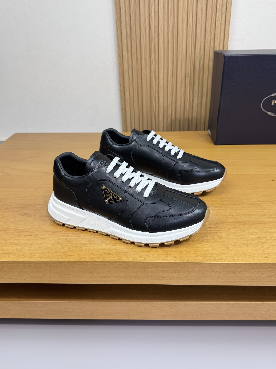 NO:541834,【PRADA】Prada - High-end quality Original single · Casual sports shoes - Upper imported Napa calfskin, shoe body. Brand metal fastener, tongue. Heel. Air compressor brand logo - Inner hole punched water dyed cowhide - Outsole ultra-light TPU foaming· Rubber two-color molded outsole - Ultra-high quality control· Fine workmanship highlighted (high-end, noble, grade) -Size 38-44 (45.46. Custom made)·0666,,prada,prada,sneakers,cowhide19860909【PRADA】普拉达 -高端品质 原单·休闲运动鞋 -鞋面进口纳帕小牛皮、鞋身.品牌金属扣件、鞋舌.后跟.空压品牌logo -内里打孔水染牛皮 -大底超轻TPU发泡·橡胶双色成型大底 -超高品控·做工精细凸显(高端·贵气·档次) -Size 38-44（45.46.可订做)·0666,,prada,prada,sneakers,cowhide,Men's shoes
