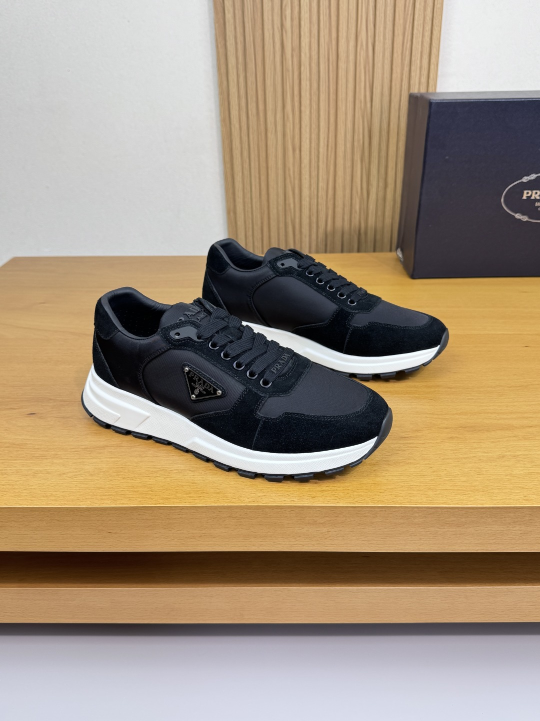 NO:541837,【PRADA】Prada - High-end quality Original single · Casual sports shoes - Imported high mercerated reverse velvet calfskin on the upper, brand high mercerated canvas, shoe body. Brand metal fastener, tongue. Injection molded LOGO, heel. Air compressor brand logo - Inner hole punched water dyed cowhide - Outsole ultralight TPU foaming· Rubber two-color molded outsole - Ultra-high quality control· Fine workmanship highlighting (high-end, noble, grade) -Size 38-44 (45.46. Custom made)·0666,,prada,prada,sneakers,cowhide19860909【PRADA】普拉达 -高端品质 原单·休闲运动鞋 -鞋面进口高丝光反绒小牛皮、品牌高丝光帆布、鞋身.品牌金属扣件、鞋舌.注塑LOGO、后跟.空压品牌logo -内里打孔水染牛皮 -大底超轻TPU发泡·橡胶双色成型大底 -超高品控·做工精细凸显(高端·贵气·档次) -Size 38-44（45.46.可订做)·0666,,prada,prada,sneakers,cowhide,Men's shoes