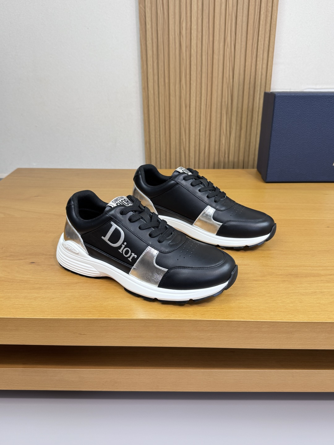 NO:541840,【Dior】Dior - High-end quality Original single casual sports shoes - Upper Napa calfskin, silver calfskin, body silk-print high Zhoubo brand logo, shoe tongue. Sewing brand cloth - Neil brand canvas - Original ultra-light TPU foaming·rubber; two-color molding outsole - Ultra-high quality control·fine workmanship highlighting (high-end·noble·grade) -Size 39-44 (38, 45, 46, custom made)·D3258,,dior,dior,sneakers,cowhide19860909【 Dior】迪奥 -高端品质 原单·休闲运动鞋 -鞋面纳帕小牛皮、银色小牛皮、鞋身丝印高周波品牌logo、鞋舌.车缝品牌布标 -内里品牌帆布 -原版超轻TPU发泡·橡胶；双色成型大底 -超高品控·做工精细凸显(高端·贵气·档次) -Size 39-44（38、45、46,可订做)·D3258,,dior,dior,sneakers,cowhide,Men's shoes