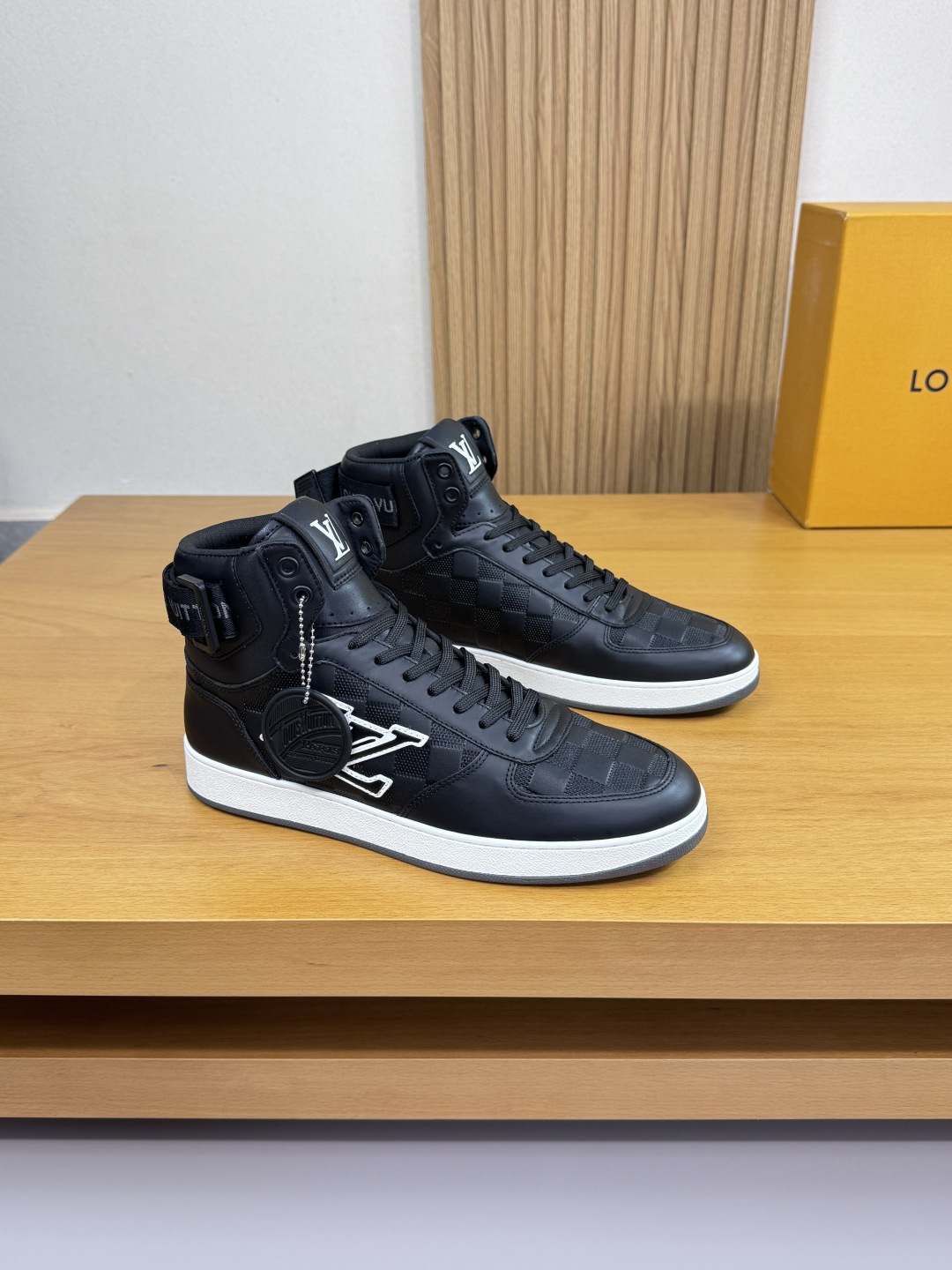 NO:541845,【Louis Vuitton】Louis Vuitton - High-end quality Original single, casual sports high-top shoes - Imported Napa calfskin on the upper. Air compressor brand totem, silver calfskin, shoe velcro brand LOGO webbing, shoe tongue. Silk-printed high-cycle brand LOGO - Neli brand canvas - Outsole ultra-light TPR rubber; Two-color molded outsole - Ultra-high quality control, fine workmanship highlighted (high-end, noble, grade) -Size 38-44 (45, custom made)·L0117,,louis vuitton,louis vuitton,cowhide19860909【Louis Vuitton】路易威登 -高端品质 原单·休闲运动高帮板鞋 -鞋面进口纳帕小牛皮.空压品牌图腾、银色小牛皮、鞋口魔术贴品牌LOGO织带、鞋舌.丝印高周波品牌LOGO -内里品牌帆布 -大底超轻TPR橡胶; 双色成型大底 -超高品控·做工精细凸显(高端·贵气·档次) -Size 38-44（45,可订做)·L0117,,louis vuitton,louis vuitton,cowhide,Men's shoes