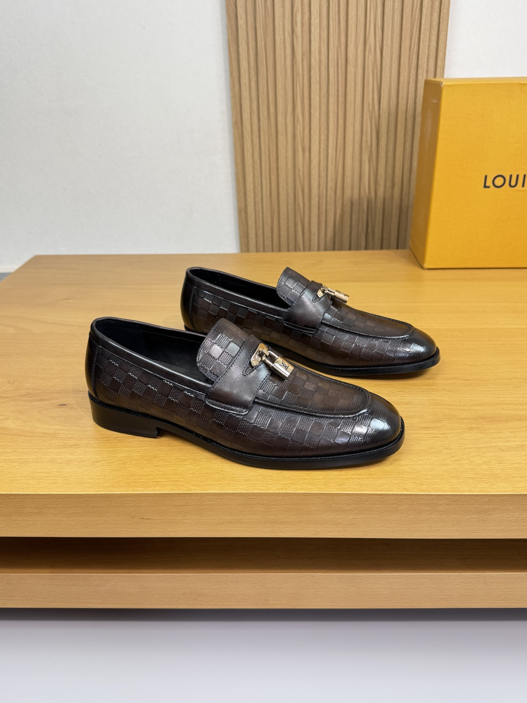 NO:541851,【 Louis Vuitton】 Louis Vuitton - High-end quality Original single · formal leather shoes - Upper Napa calfskin hand-color modification process· Air compressor brand totem, shoe Danqishi sewing, brand metal fastener - Inner water dye cowhide - Outsole ultra-light leather·rubber; Combined molded leather outsole - Ultra-high quality control·fine workmanship highlighting (high-end, noble, grade) -Size 39-44 (38, 45, 46 can be customized)·L0200,,louis vuitton,louis vuitton,cowhide,Leather soles19860909【 Louis Vuitton】路易威登 -高端品质 原单·正装皮鞋 -鞋面纳帕小牛皮手工改色工艺·空压品牌图腾、鞋丹起股车缝线、品牌金属扣件 -内里水染牛皮 -大底超轻真皮·橡胶; 组合成型真皮大底 -超高品控·做工精细凸显 (高端·贵气·档次) -Size 39-44（38,45,46可订做)·L0200,,louis vuitton,louis vuitton,cowhide,Leather soles,Men's shoes