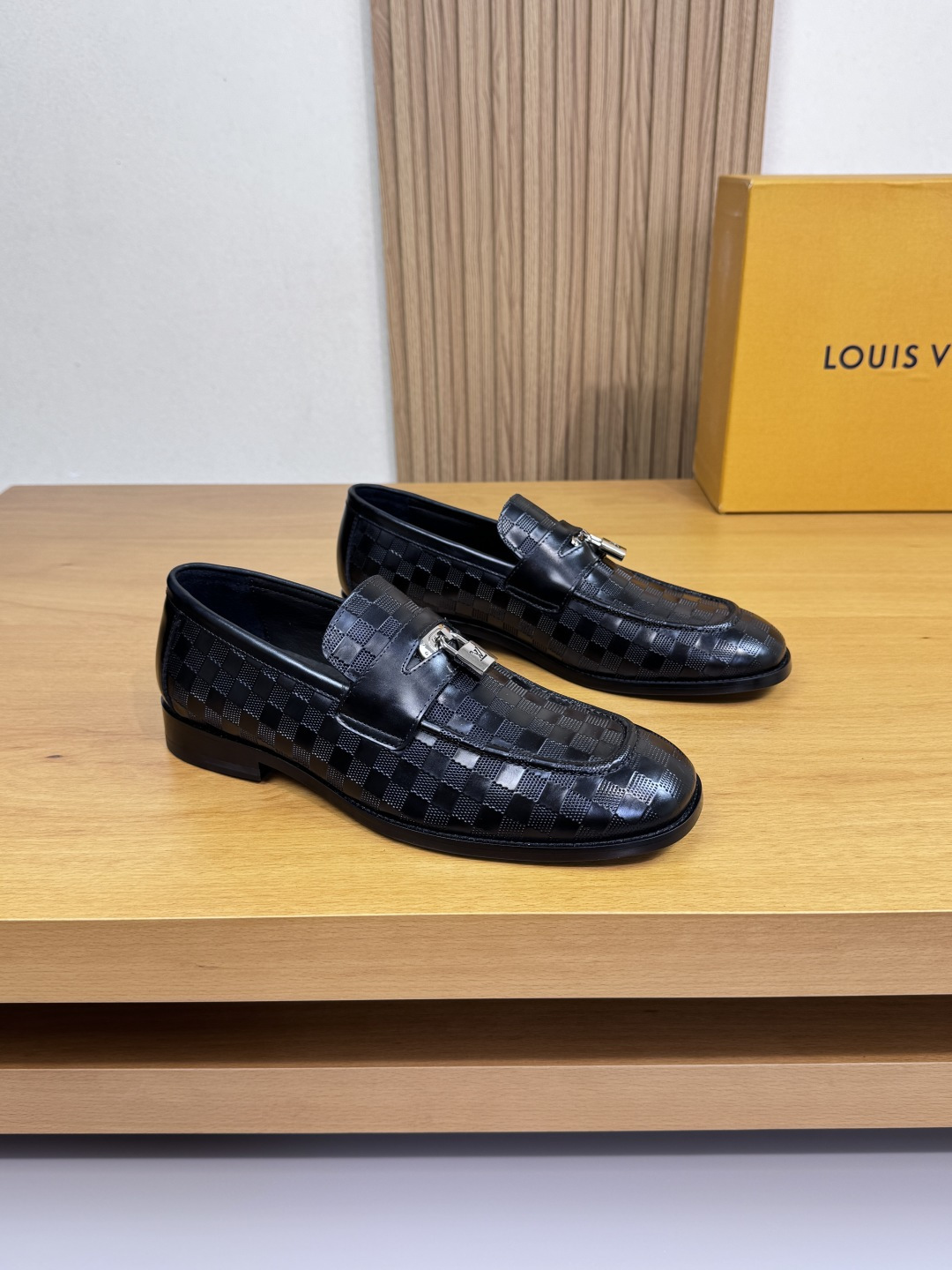 NO:541853,【 Louis Vuitton】 Louis Vuitton - High-end quality Original single · formal leather shoes - Upper Napa calfskin·air compressor brand totem, shoe Danqishi sewing, brand metal fastener - Inner water dyed cowhide - Outsole ultra-light leather·rubber; Combined molded leather outsole - Ultra-high quality control·fine workmanship highlight (high-end, noble, grade) -Size 39-44 (38,45,46 can be customized)·L0200,,louis vuitton,louis vuitton,cowhide,Leather soles19860909【 Louis Vuitton】路易威登 -高端品质 原单·正装皮鞋 -鞋面纳帕小牛皮·空压品牌图腾、鞋丹起股车缝线、品牌金属扣件 -内里水染牛皮 -大底超轻真皮·橡胶; 组合成型真皮大底 -超高品控·做工精细凸显 (高端·贵气·档次) -Size 39-44（38,45,46可订做)·L0200,,louis vuitton,louis vuitton,cowhide,Leather soles,Men's shoes