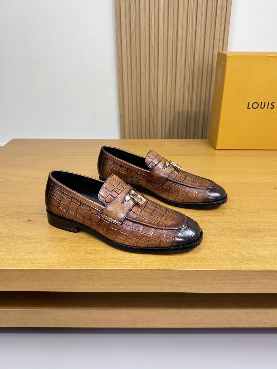 NO:541852,【 Louis Vuitton】Louis Vuitton - High-end quality Original single · formal leather shoes - Stone-patterned calfskin hand-color-changing technology on the upper, shoe dan shank sewing, brand metal fasteners - Inner water dyed cowhide - Outsole ultra-light leather·rubber; Combined molded leather outsole - Ultra-high quality control·fine workmanship highlighting (high-end, noble, grade) -Size 39-44 (38,45,46 can be customized)·L0200,,louis vuitton,louis vuitton,cowhide,Leather soles19860909【 Louis Vuitton】路易威登 -高端品质 原单·正装皮鞋 -鞋面石头纹小牛皮手工改色工艺、鞋丹起股车缝线、品牌金属扣件 -内里水染牛皮 -大底超轻真皮·橡胶; 组合成型真皮大底 -超高品控·做工精细凸显 (高端·贵气·档次) -Size 39-44（38,45,46可订做)·L0200,,louis vuitton,louis vuitton,cowhide,Leather soles,Men's shoes