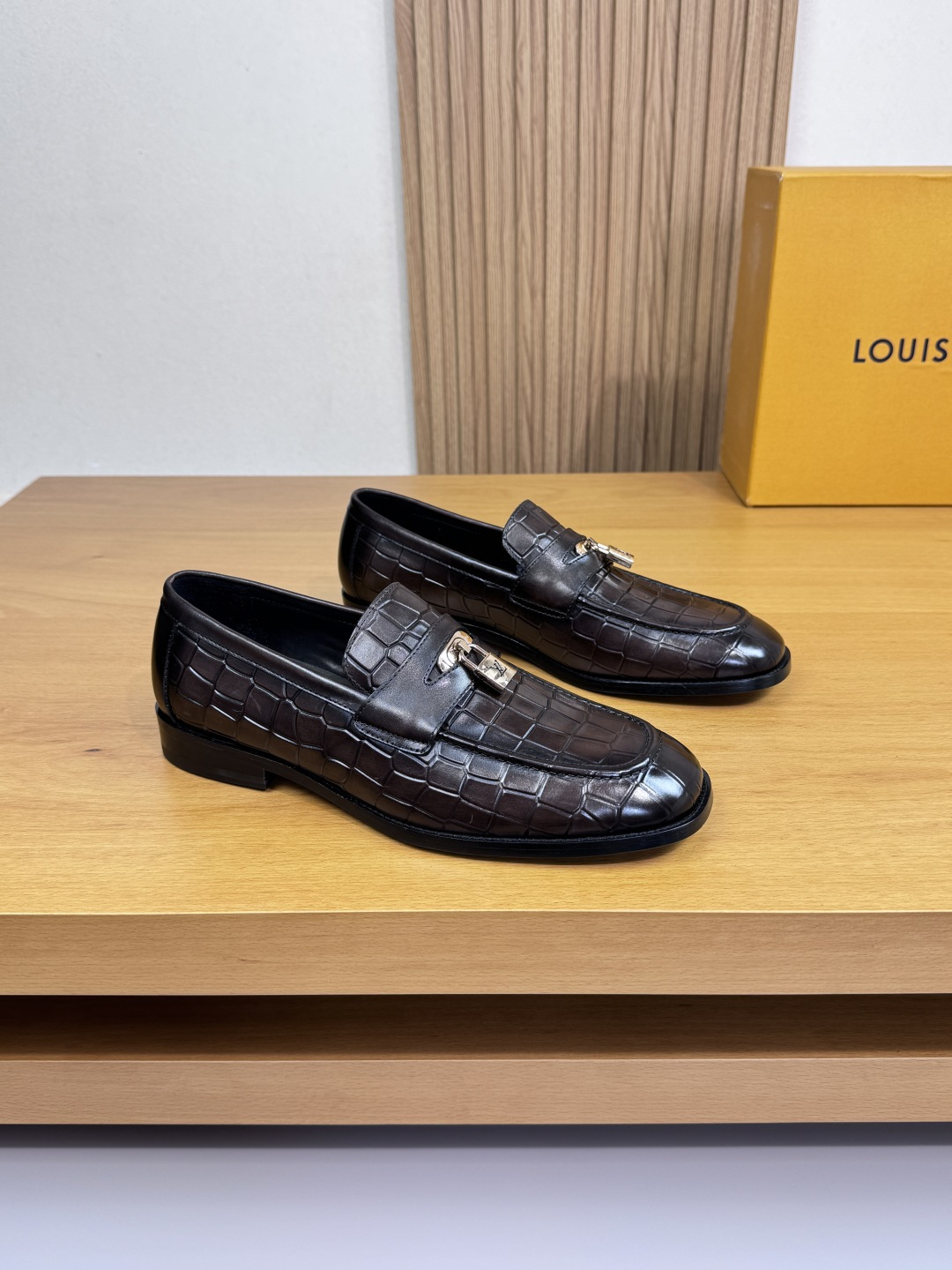 NO:541855,【 Louis Vuitton】Louis Vuitton - High-end quality Original single · formal leather shoes - Stone-patterned calfskin hand-color-changing technology on the upper, shoe dan shank sewing, brand metal fasteners - Inner water dyed cowhide - Outsole ultra-light leather·rubber; Combined molded leather outsole - Ultra-high quality control·fine workmanship highlighting (high-end, noble, grade) -Size 39-44 (38,45,46 can be customized)·L0200,,louis vuitton,louis vuitton,cowhide,Leather soles19860909【 Louis Vuitton】路易威登 -高端品质 原单·正装皮鞋 -鞋面石头纹小牛皮手工改色工艺、鞋丹起股车缝线、品牌金属扣件 -内里水染牛皮 -大底超轻真皮·橡胶; 组合成型真皮大底 -超高品控·做工精细凸显 (高端·贵气·档次) -Size 39-44（38,45,46可订做)·L0200,,louis vuitton,louis vuitton,cowhide,Leather soles,Men's shoes