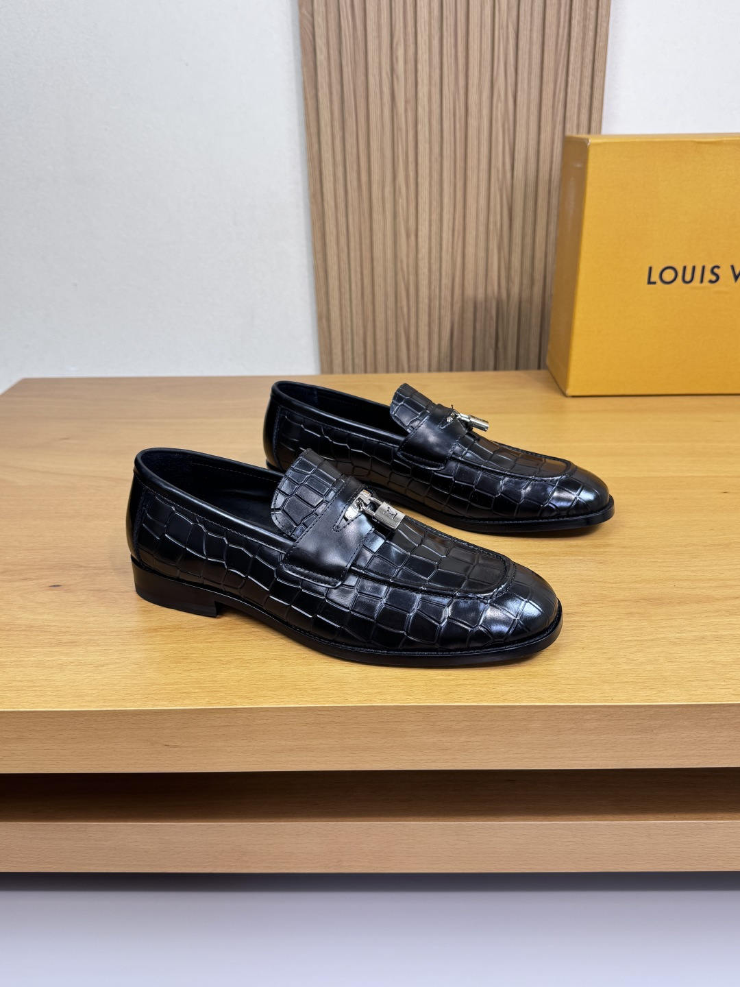 NO:541857,[Louis Vuitton] Louis Vuitton - High-end quality original order formal leather shoes - Stone grained calfskin on the upper, raised stitching on the heel, branded metal fasteners - Water-dyed cowhide on the inside - Ultra-light genuine leather rubber outsole; combined molded leather outsole - Ultra-high quality control, fine workmanship and highlights (high-end, extravagance, grade) -Size 39-44 (38, 45, 46 can be customized)·L0200,, louis  vuitton,louis vuitton,cowhide,Leather soles19860909【 Louis Vuitton】路易威登 -高端品质 原单·正装皮鞋 -鞋面石头纹小牛皮、鞋丹起股车缝线、品牌金属扣件 -内里水染牛皮 -大底超轻真皮·橡胶; 组合成型真皮大底 -超高品控·做工精细凸显 (高端·贵气·档次) -Size 39-44（38,45,46可订做)·L0200,,louis vuitton,louis vuitton,cowhide,Leather soles,Men's shoes