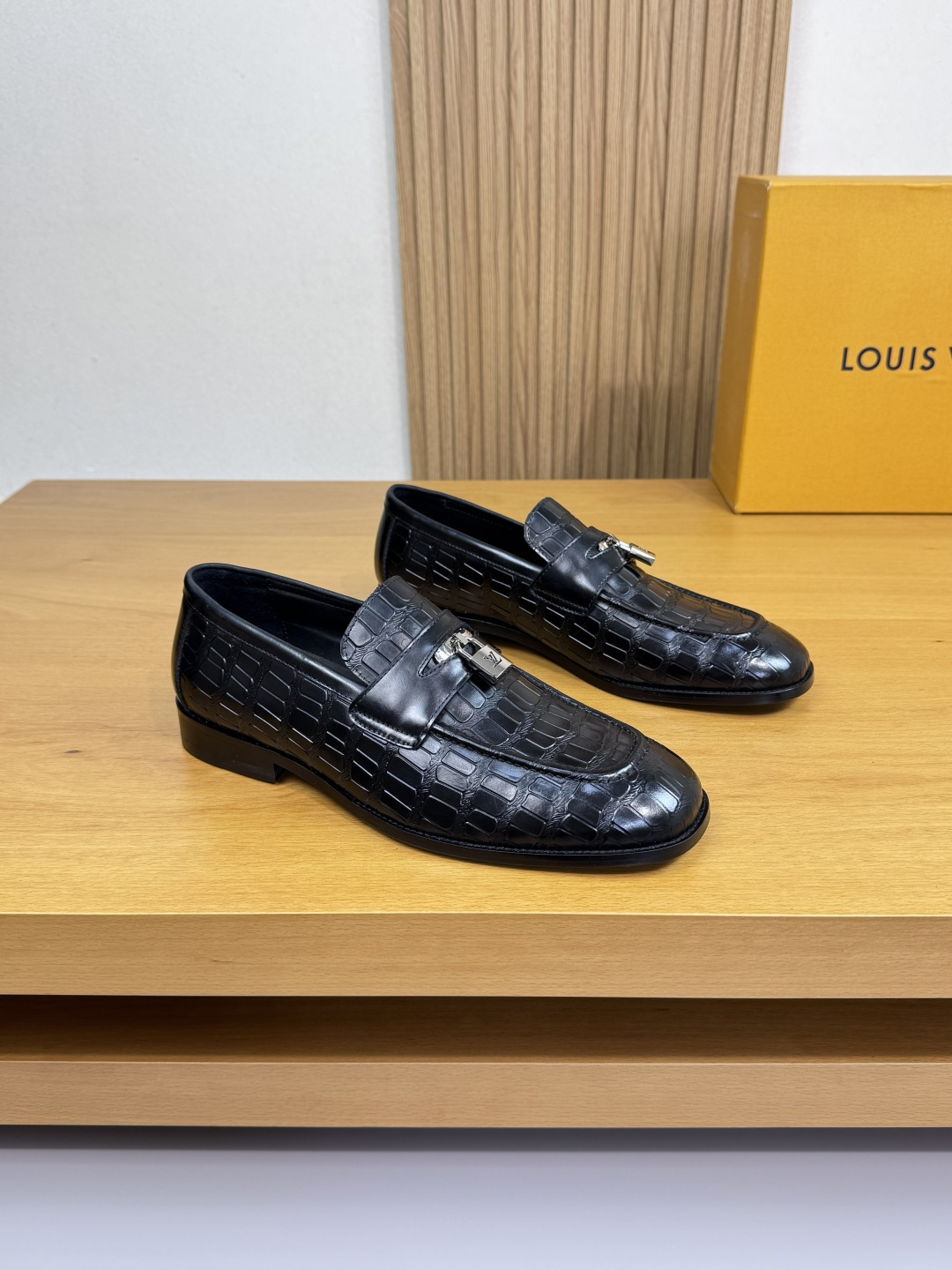 NO:541859,【 Louis Vuitton】Louis Vuitton - High-end quality Original single · formal leather shoes - Stone-patterned calfskin hand-color-changing technology on the upper, shoe dan shank sewing, brand metal fasteners - Inner water dyed cowhide - Outsole ultra-light leather·rubber; Combined molded leather outsole - Ultra-high quality control·fine workmanship highlighting (high-end, noble, grade) -Size 39-44 (38,45,46 can be customized)·L0200,,louis vuitton,louis vuitton,cowhide,Leather soles19860909【 Louis Vuitton】路易威登 -高端品质 原单·正装皮鞋 -鞋面石头纹小牛皮手工改色工艺、鞋丹起股车缝线、品牌金属扣件 -内里水染牛皮 -大底超轻真皮·橡胶; 组合成型真皮大底 -超高品控·做工精细凸显 (高端·贵气·档次) -Size 39-44（38,45,46可订做)·L0200,,louis vuitton,louis vuitton,cowhide,Leather soles,Men's shoes