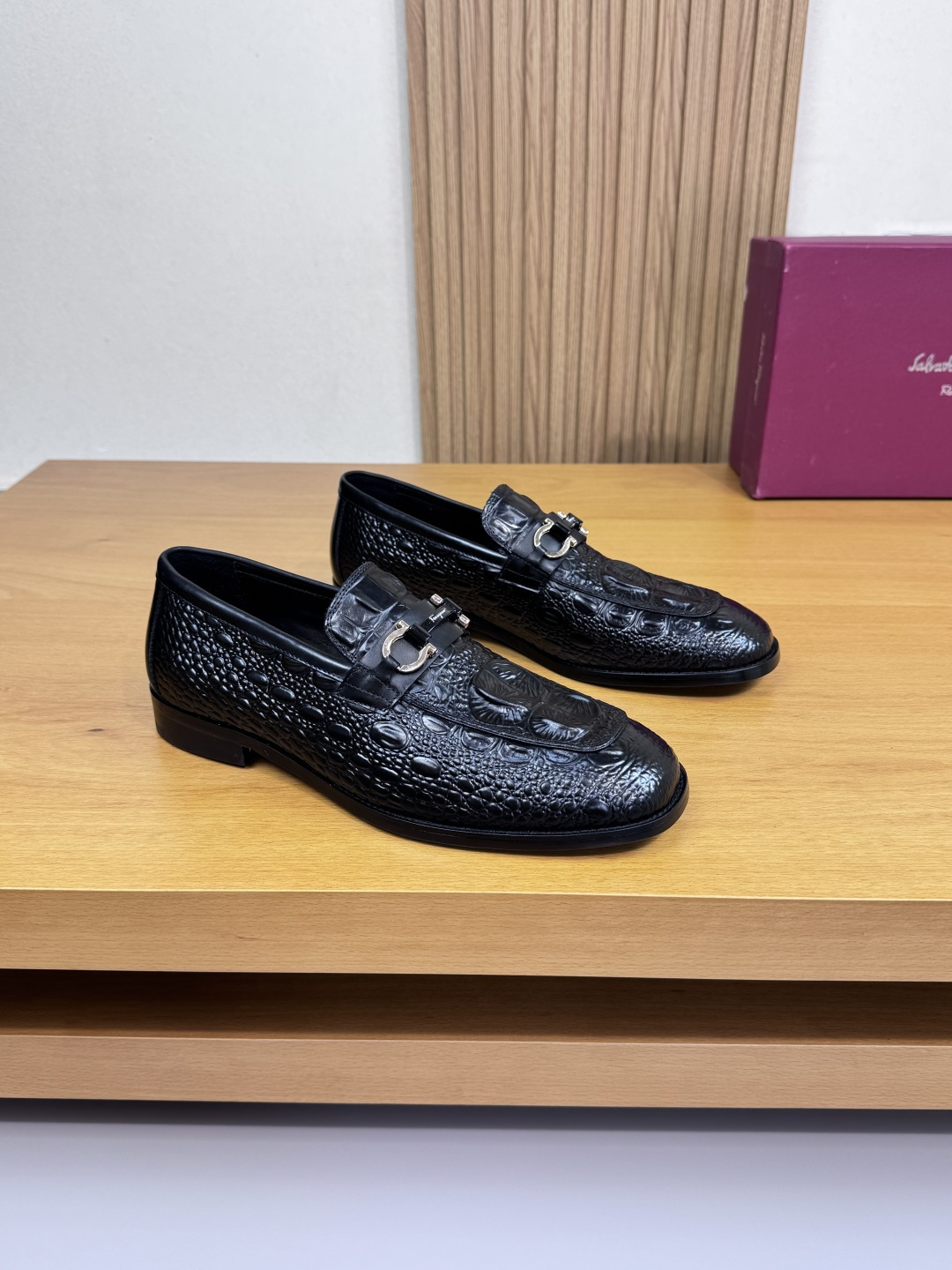 NO:541861,【 Ferragamo】 Ferragamo - High-end quality Original single · formal leather shoes - Upper crocodile pattern cowhide hand color change technology, brand metal fastener horizontal decoration - Inner water dye cowhide - Outsole ultra-light leather·rubber; Combined molded leather outsole - Ultra-high quality control·fine workmanship highlighted (high-end, noble, grade) -Size 39-44 (38, 45, 46, custom made)·FR0200,, ferragamo, ferragamo, cowhide, Leather soles19860909【 Ferragamo】菲拉格慕  -高端品质 原单·正装皮鞋 -鞋面鳄鱼纹牛皮手工改色工艺、品牌金属扣件横担装饰 -内里水染牛皮 -大底超轻真皮·橡胶；组合成型真皮大底 -超高品控·做工精细凸显(高端·贵气·档次) -Size 39-44（38,45,46,可订做)·FR0200,,ferragamo,ferragamo,cowhide,Leather soles,Men's shoes