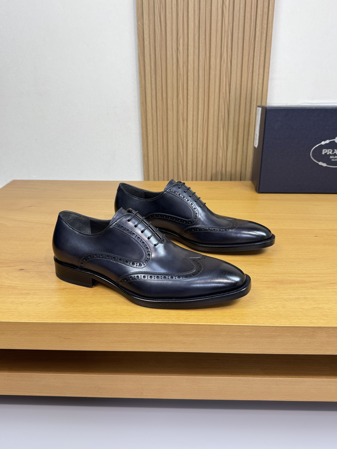 NO:541863,【PRADA】Prada - High-end quality Original single · formal leather shoes - Imported upper Napa cowhide hand color change technology, pure hand-made hole punching technology perfect splicing - Inner water dye cowhide - Outsole ultra-light leather·rubber; combined molded leather outsole - Ultra-high quality control·fine workmanship highlighted (high-end, noble, grade) -Size 39-44 (38, 45, 46, custom made)·PRD0155,,prada,prada,cowhide,Leather soles19860909【 PRADA】普拉达  -高端品质 原单·正装皮鞋 -鞋面进口纳帕牛皮手工改色工艺、纯手工打孔工艺完美拼接 -内里水染牛皮 -大底超轻真皮·橡胶；组合成型真皮大底 -超高品控·做工精细凸显(高端·贵气·档次) -Size 39-44（38,45,46,可订做)·PRD0155,,prada,prada,cowhide,Leather soles,Men's shoes