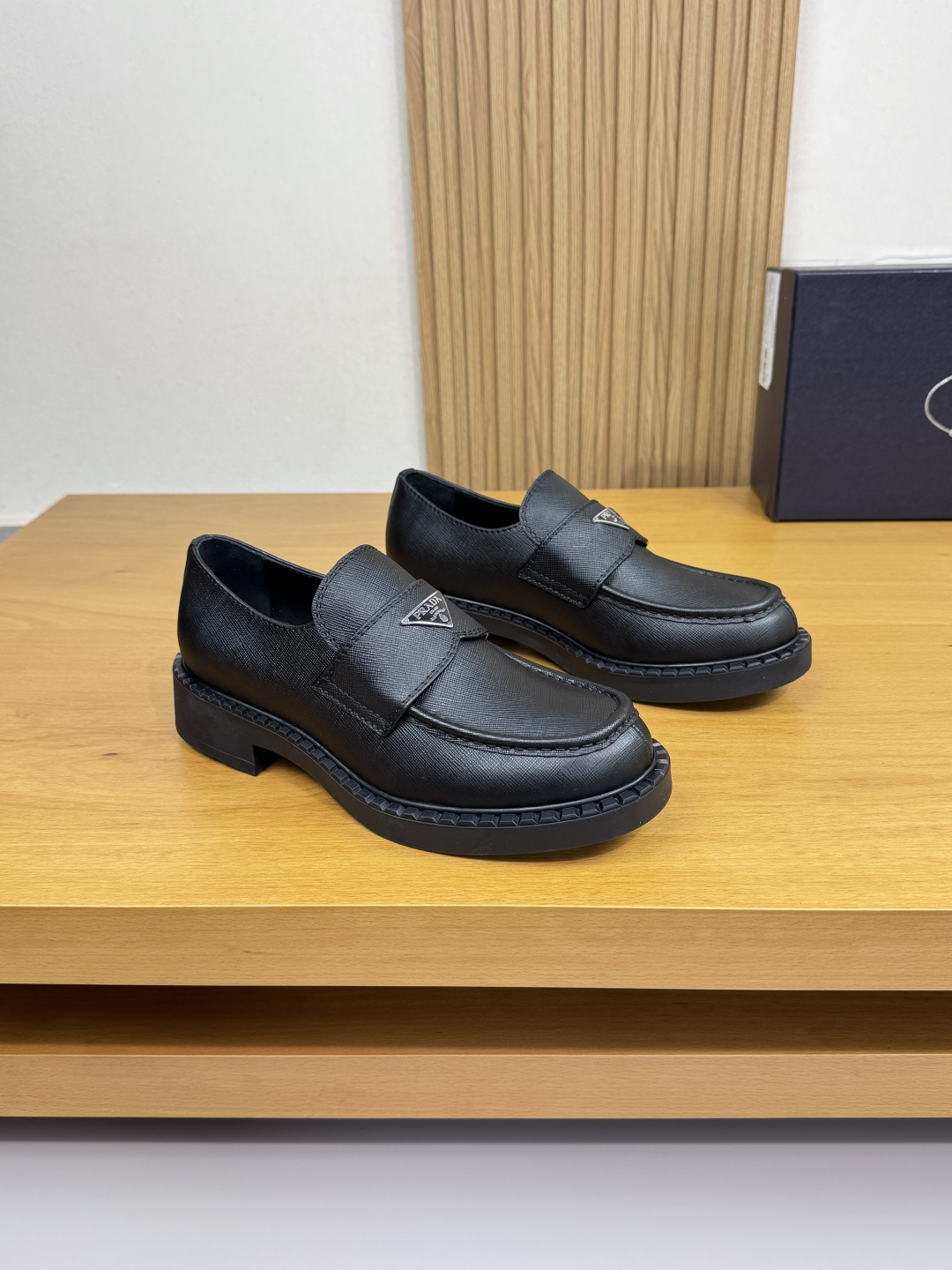 NO:541865,【PRADA】Prada - High-end quality Original single · formal leather shoes - Imported upper palm print calfskin hands, shoe Dan hand-stitched string sewing mark thread, brand metal fastener horizontal decoration - Inner water dyed cowhide - Outsole ultra-light TR·rubber; molded sole - Ultra-high quality control·fine workmanship highlighted (high-end, noble, grade) -Size 39-44 (38, 45, 46, custom made)·PRD0155,,prada,prada,cowhide19860909【 PRADA】普拉达  -高端品质 原单·正装皮鞋 -鞋面进口手掌纹小牛皮手、鞋丹手工串缝马克线、品牌金属扣件横担装饰 -内里水染牛皮 -大底超轻TR·橡胶；成型大底 -超高品控·做工精细凸显(高端·贵气·档次) -Size 39-44（38,45,46,可订做)·PRD0155,,prada,prada,cowhide,Men's shoes