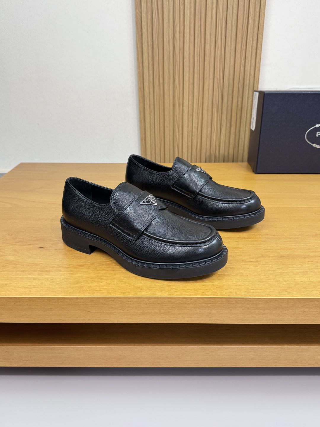 NO:541866,【PRADA】Prada - High-end quality Original single · formal leather shoes - Imported upper swaggered calfskin hands, shoe Dan hand-stitched mark thread, brand metal fastener horizontal decoration - Inner water dyed cowhide - Outsole ultralight TR·rubber; molded outsole - Ultra-high quality control · fine workmanship highlighted (high-end · noble·grade) -Size 39-44 (38, 45, 46, custom made)·PRD0155,,prada,prada,cowhide19860909【 PRADA】普拉达  -高端品质 原单·正装皮鞋 -鞋面进口摔纹小牛皮手、鞋丹手工串缝马克线、品牌金属扣件横担装饰 -内里水染牛皮 -大底超轻TR·橡胶；成型大底 -超高品控·做工精细凸显(高端·贵气·档次) -Size 39-44（38,45,46,可订做)·PRD0155,,prada,prada,cowhide,Men's shoes