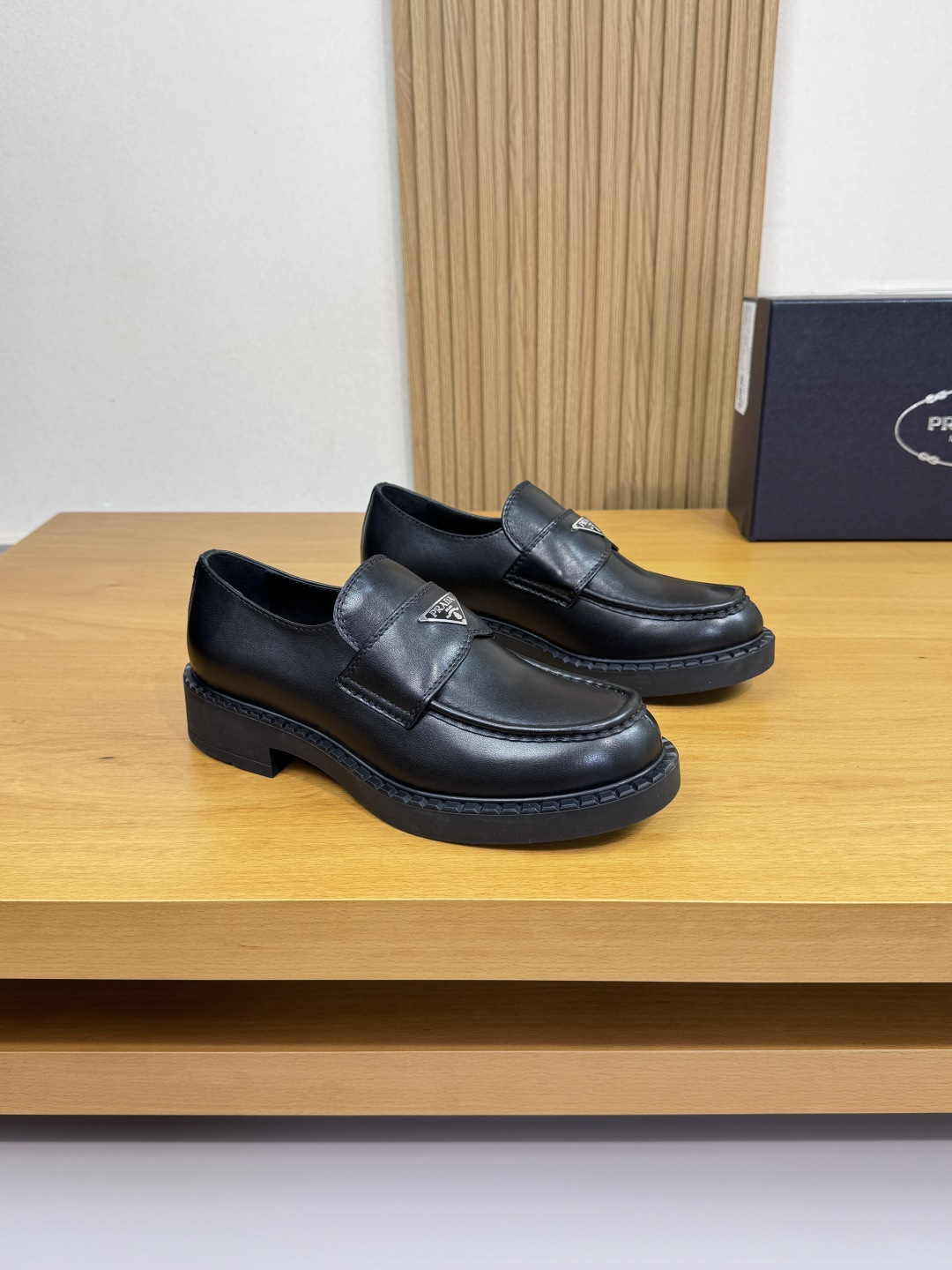 NO:541868,【PRADA】Prada - High-end quality Original single · formal leather shoes - Imported upper Napa calfskin, shoe Dan hand-stitched mark thread, brand metal fastener horizontal decoration - Inner water dyed cowhide - Outsole ultra-light TR·rubber; molded outsole - Ultra-high quality control · fine workmanship highlighted (high-end · nobility · grade) -Size 39-44 (38, 45, 46, custom made)·PRD0155,,prada,prada,cowhide19860909【 PRADA】普拉达  -高端品质 原单·正装皮鞋 -鞋面进口纳帕小牛皮、鞋丹手工串缝马克线、品牌金属扣件横担装饰 -内里水染牛皮 -大底超轻TR·橡胶；成型大底 -超高品控·做工精细凸显(高端·贵气·档次) -Size 39-44（38,45,46,可订做)·PRD0155,,prada,prada,cowhide,Men's shoes