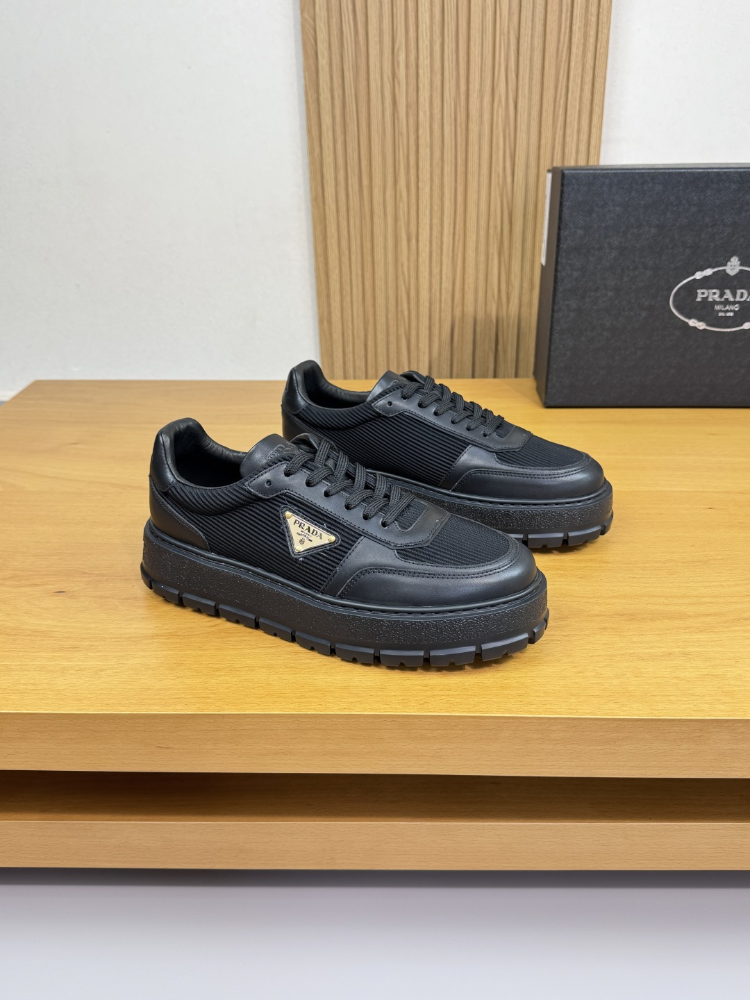NO:541971,【PRADA】Prada - High-end quality Original single · Casual sports shoes - Upper imported Napa calfskin, shoe height mercerized striped cloth. Seam brand metal fasteners, tongue, heel. Air compressor brand LOGO - Inner water dye cowhide - Outsole ultra-light TPU foam; molded outsole - Ultra-high quality control · Fine workmanship highlighted (high-end, noble, grade) -Size 38-44 (45, custom made) ·PRD0372,,prada,prada,sneakers,cowhide19860909【PRADA】普拉达 -高端品质 原单·休闲运动鞋 -鞋面进口纳帕小牛皮、鞋身高丝光条纹布匹.车缝品牌金属扣件、鞋舌.后跟.空压品牌LOGO -内里水染牛皮 -大底超轻TPU发泡；成型大底 -超高品控·做工精细凸显(高端·贵气·档次) -Size 38-44（45,可订做)·PRD0372,,prada,prada,sneakers,cowhide,Men's shoes