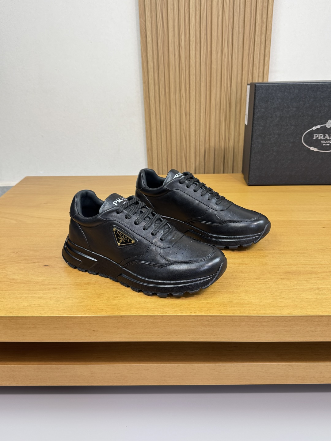 NO:541977,【PRADA】Prada - High-end quality Original single casual sports shoes - Imported upper Napa calfskin, shoe body sewing brand metal fastener, shoe tongue silk screen high Zhoubo brand LOGO - Inner water dyed cowhide - Outsole ultra-light TPU foaming·rubber; two-color molded outsole - Ultra-high quality control·fine workmanship, highlighting (high-end·noble·grade) -Size 39-44 (38,45, custom made)·PRD0118,,prada,prada,sneakers,cowhide19860909【PRADA】普拉达 -高端品质 原单·休闲运动鞋 -鞋面进口纳帕小牛皮、鞋身车缝品牌金属扣件、鞋舌丝印高周波品牌LOGO -内里水染牛皮 -大底超轻TPU发泡·橡胶；双色成型大底 -超高品控·做工精细,凸显(高端·贵气·档次) -Size 39-44（38,45,可定做)·PRD0118,,prada,prada,sneakers,cowhide,Men's shoes