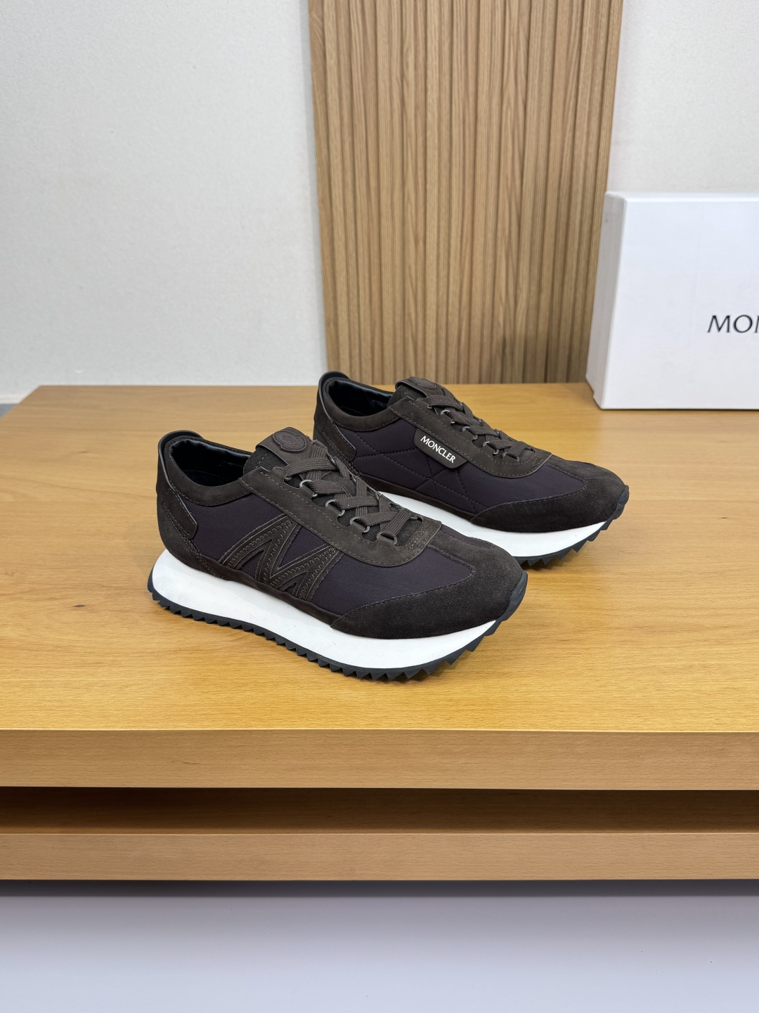 NO:555303,[MONCLER] Moncler (Mongolia) - high-end quality original casual sports shoes - upper suede calfskin, brand high mercerized canvas, shoe body sewn M totem, tongue sewn brand plastic logo module, heel silk screen high frequency LOGO - lining water-dyed cowhide, foot pad; brand canvas - outsole ultra-light wear-resistant velvet rubber; combined molded outsole - ultra-high quality control, fine workmanship highlighted (high-end, luxury, grade)  -Size 39-44 (38,45, can be customized)·MC0126,,Moncler,Moncler,sneakers,cowhide19860909【MONCLER】盟可睐(蒙口)  -高端品质 原单·休闲运动鞋 -鞋面反绒小牛皮、品牌高丝光帆布匹、鞋身车缝M图腾、鞋舌车缝品牌塑胶logo模块、后跟丝印高周波LOGO -内里水染牛皮,垫脚；品牌帆布 -大底超轻耐磨绒·橡胶；组合成型大底 -超高品控·做工精细凸显(高端·贵气·档次) -Size 39-44（38,45,可订做)·MC0126,,Moncler,Moncler,sneakers,cowhide,Men's shoes