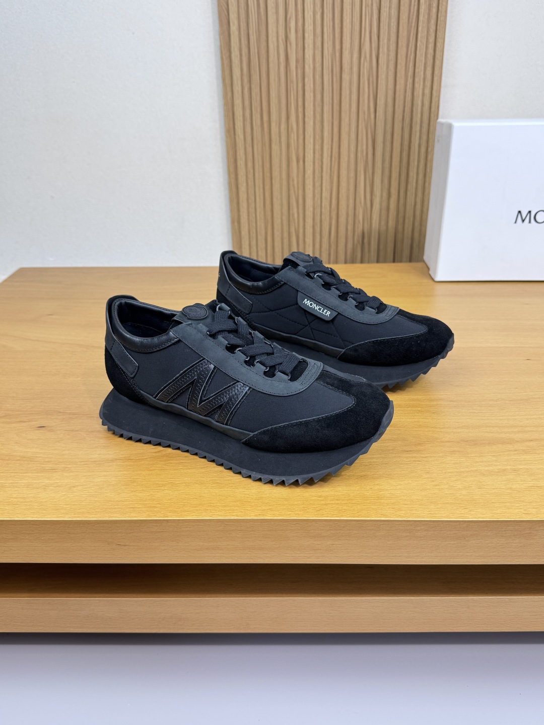 NO:555308,[MONCLER] Moncler (Mongolia) - high-end quality original casual sports shoes - upper suede calfskin, frosted cowhide, brand high mercerized canvas, shoe body sewn with M totem, tongue sewn brand plastic logo module, heel silk screen high frequency LOGO - lining water-dyed cowhide, foot pad; brand canvas - outsole ultra-light wear-resistant velvet rubber; combined molded outsole  -Ultra-high quality control and fine workmanship (high-end, luxury and class) -Size 39-44 (38,45, can be customized)·MC0126,,Moncler,Moncler,sneakers,cowhide19860909【MONCLER】盟可睐(蒙口)  -高端品质 原单·休闲运动鞋 -鞋面反绒小牛皮、磨砂牛皮、品牌高丝光帆布匹、鞋身车缝M图腾、鞋舌车缝品牌塑胶logo模块、后跟丝印高周波LOGO -内里水染牛皮,垫脚；品牌帆布 -大底超轻耐磨绒·橡胶；组合成型大底 -超高品控·做工精细凸显(高端·贵气·档次) -Size 39-44（38,45,可订做)·MC0126,,Moncler,Moncler,sneakers,cowhide,Men's shoes