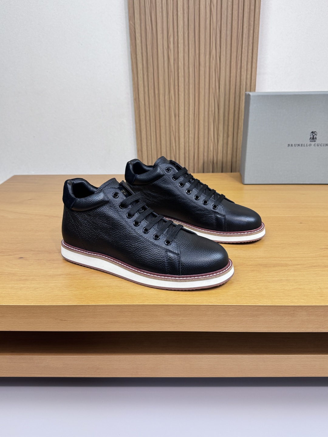 NO:555315,[Brunello Cucinelli] Brunello Cucinelli - high-end quality original high-top casual sports shoes - imported pebbled calf leather on the upper, tongue and heel; high-frequency brand logo - water-dyed mixed sheepskin inside - outsole ultra-light wear-resistant velvet rubber; combined molded outsole - ultra-high quality control, fine workmanship highlighted (high-end, luxury, grade) -Size  39-44 (38,45, can be customized),, brunello cucinelli, sneakers, cowhide, sheepskin19860909【 Brunello Cucinelli】布鲁内洛·库奇内利 -高端品质 原单·高帮休闲运动鞋 -鞋面进口荔纹小牛皮、鞋舌.后跟；高周波品牌Logo -内里水染混种羊皮 -大底超轻耐磨绒·橡胶；组合成型大底 -超高品控·做工精细凸显(高端·贵气·档次) -Size 39-44（38,45,可订做),,brunello cucinelli,sneakers,cowhide,sheepskin,Men's shoes