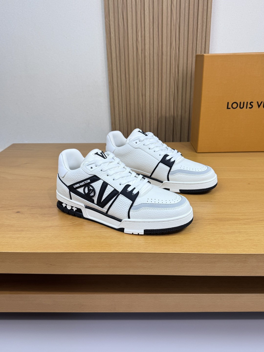 NO:555319,[Louis Vuitton] Louis Vuitton - high-end quality original single casual sports shoes - upper with pebbled calfskin, shoe body, tongue, sewn brand totem injection molding module, heel; silk screen high frequency brand LOGO - inner brand canvas - outsole original TPR rubber; two-color molded outsole - ultra-high quality control, fine workmanship highlighted (high-end, luxury, grade) -Size  39-44 (38,45, can be customized)·L0111,,louis vuitton,louis vuitton,sneakers,cowhide19860909【Louis Vuitton】路易威登 -高端品质 原单·休闲运动鞋 -鞋面荔纹小牛皮、鞋身.鞋舌.车缝品牌图腾注塑模块、后跟；丝印高周波品牌LOGO -内里品牌帆布 -大底原版TPR橡胶；双色成型大底 -超高品控·做工精细凸显(高端·贵气·档次) -Size 39-44（38,45,可订做)·L0111,,louis vuitton,louis vuitton,sneakers,cowhide,Men's shoes