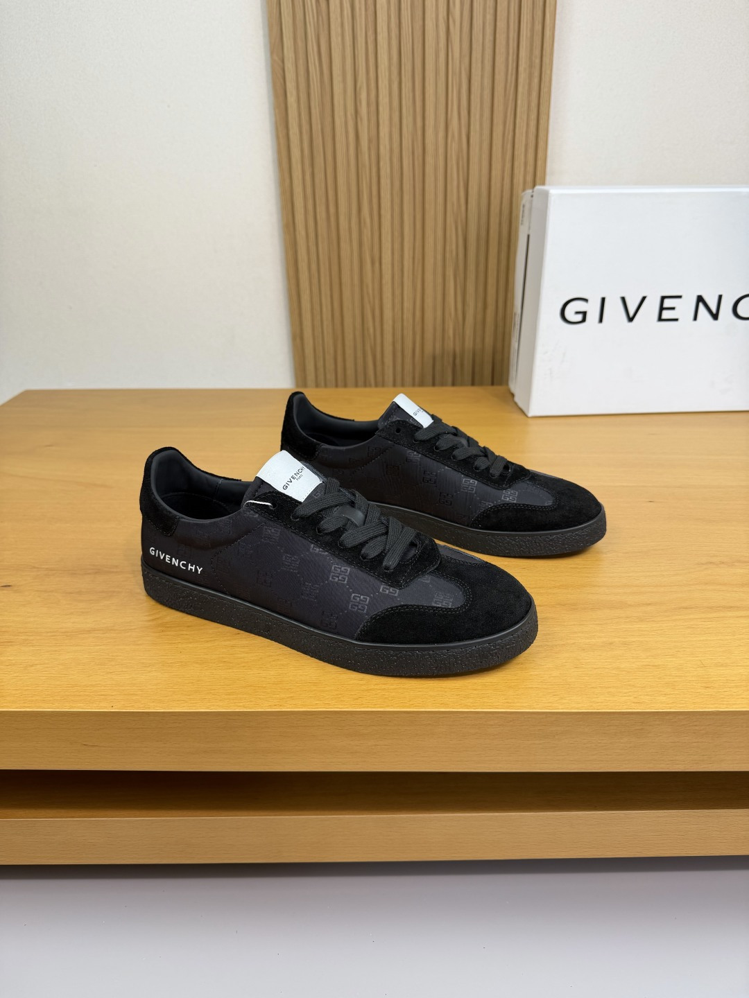 NO:555539,[GIVENCHY] Givenchy - high-end quality original casual sports sneakers - suede calfskin upper, brand totem fabric, screen-printed brand logo on the shoe body, brand cloth label sewn on the tongue, air-pressured brand totem on the heel - water-dyed cow leather lining - original TPR. rubber outsole; molded outsole - ultra-high quality control, fine workmanship (high-end, luxury, grade) -Size  39-44(38.45.46.Can be customized)·GVC0148,,givenchy,givenchy,cowhide19860909【GIVENCHY】纪梵希 -高端品质 原单·休闲运动板鞋 -鞋面反绒小牛皮、品牌图腾布匹、鞋身丝印品牌logo、鞋舌车缝品牌布标、后跟空压品牌图腾 -内里水染牛皮 -大底原版TPR.橡胶；成型大底 -超高品控·做工精细凸显(高端·贵气·档次) -Size 39-44(38.45.46.可订做)·GVC0148,,givenchy,givenchy,cowhide,Men's shoes