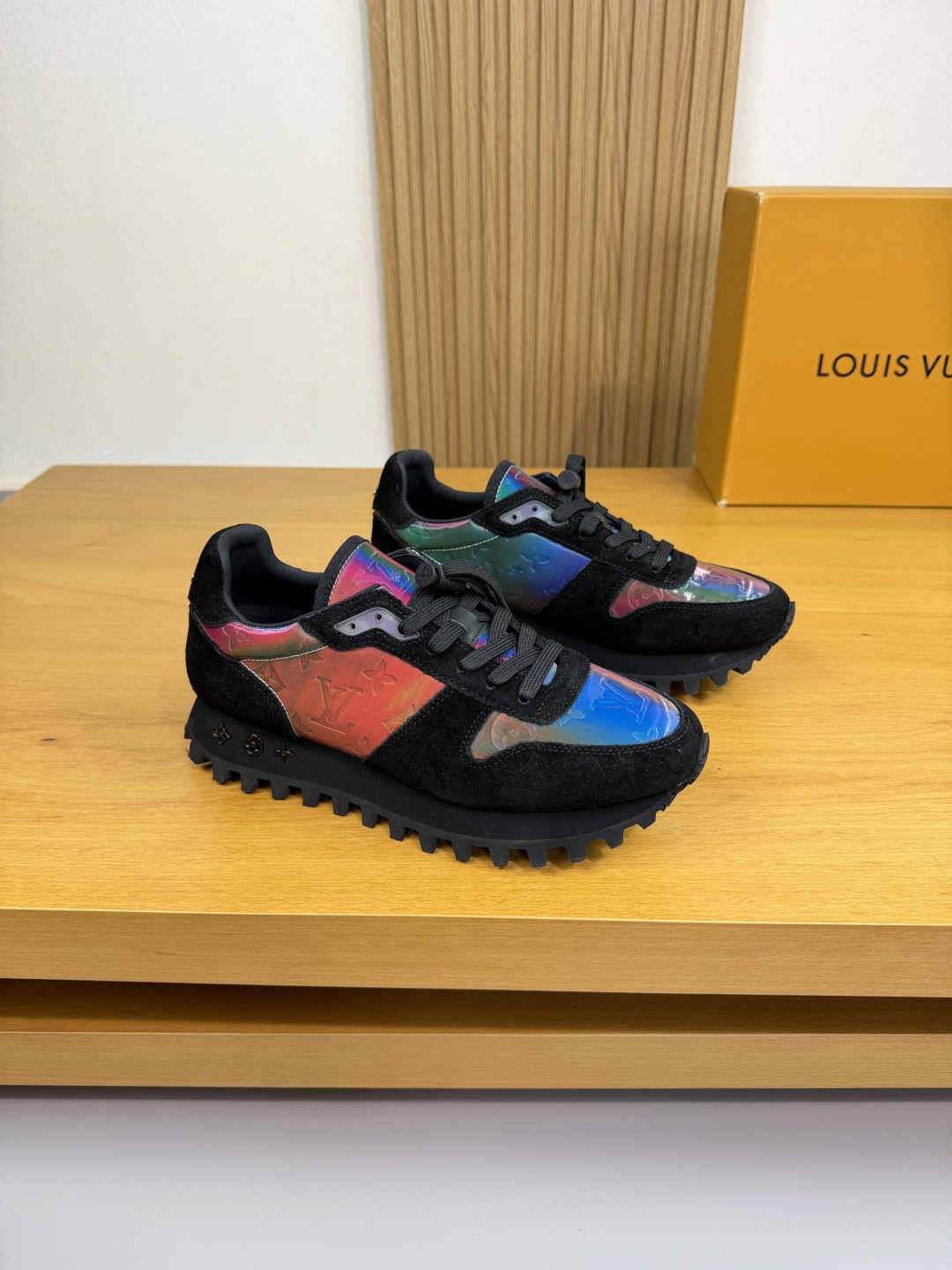 NO:555543,[Louis Vuitton] Louis Vuitton - high-end quality original order casual sports shoes - upper suede calfskin, brand totem colorful PVC leather, tongue sewn brand plastic totem, heel metal fastener - water-dyed cowhide lining - outsole ultra-light wear-resistant velvet rubber; combined molded outsole - ultra-high quality control, fine workmanship highlighted (high-end, luxury, grade) -Size  39-44 (38.45.46. Can be customized),,louis vuitton,louis vuitton,sneakers,cowhide19860909【Louis Vuitton】路易威登 -高端品质 原单·休闲运动鞋 -鞋面反绒小牛皮、品牌图腾幻彩PVC皮料、鞋舌车缝品牌塑胶图腾、后跟金属扣件 -内里水染牛皮 -大底超轻耐磨绒·橡胶；组合成型大底 -超高品控·做工精细凸显(高端·贵气·档次) -Size 39-44（38.45.46.可订做),,louis vuitton,louis vuitton,sneakers,cowhide,Men's shoes