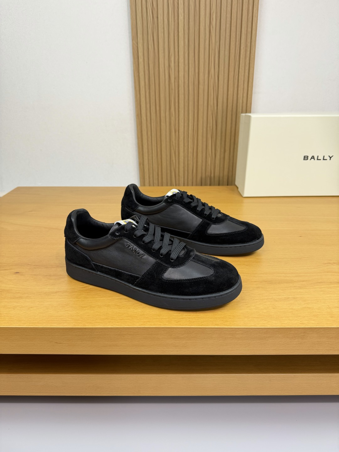 NO:556582,[BALLY] Bally - High-end quality original casual sports sneakers - Upper Nappa calfskin, suede calfskin, shoe body brand metal logo fastener, heel. Air-pressure LOGO, tongue. Color-printed brand cloth label - Lining water-dyed cowhide - Outsole ultra-light TPR rubber; molded outsole - Ultra-high quality control, fine workmanship highlighted (high-end, luxury, grade) -Size  38-44 (45, can be customized)·BL0372,,bally,cowhide19860909【BALLY】巴利 -高端品质 原单·休闲运动板鞋 -鞋面纳帕小牛皮、反绒小牛皮、鞋身品牌金属logo扣件、后跟.空压LOGO、鞋舌.彩印品牌布标 -内里水染牛皮 -大底超轻TPR·橡胶；成型大底 -超高品控·做工精细凸显(高端·贵气·档次) -Size 38-44（45,可订做)·BL0372,,bally,cowhide,Men's shoes