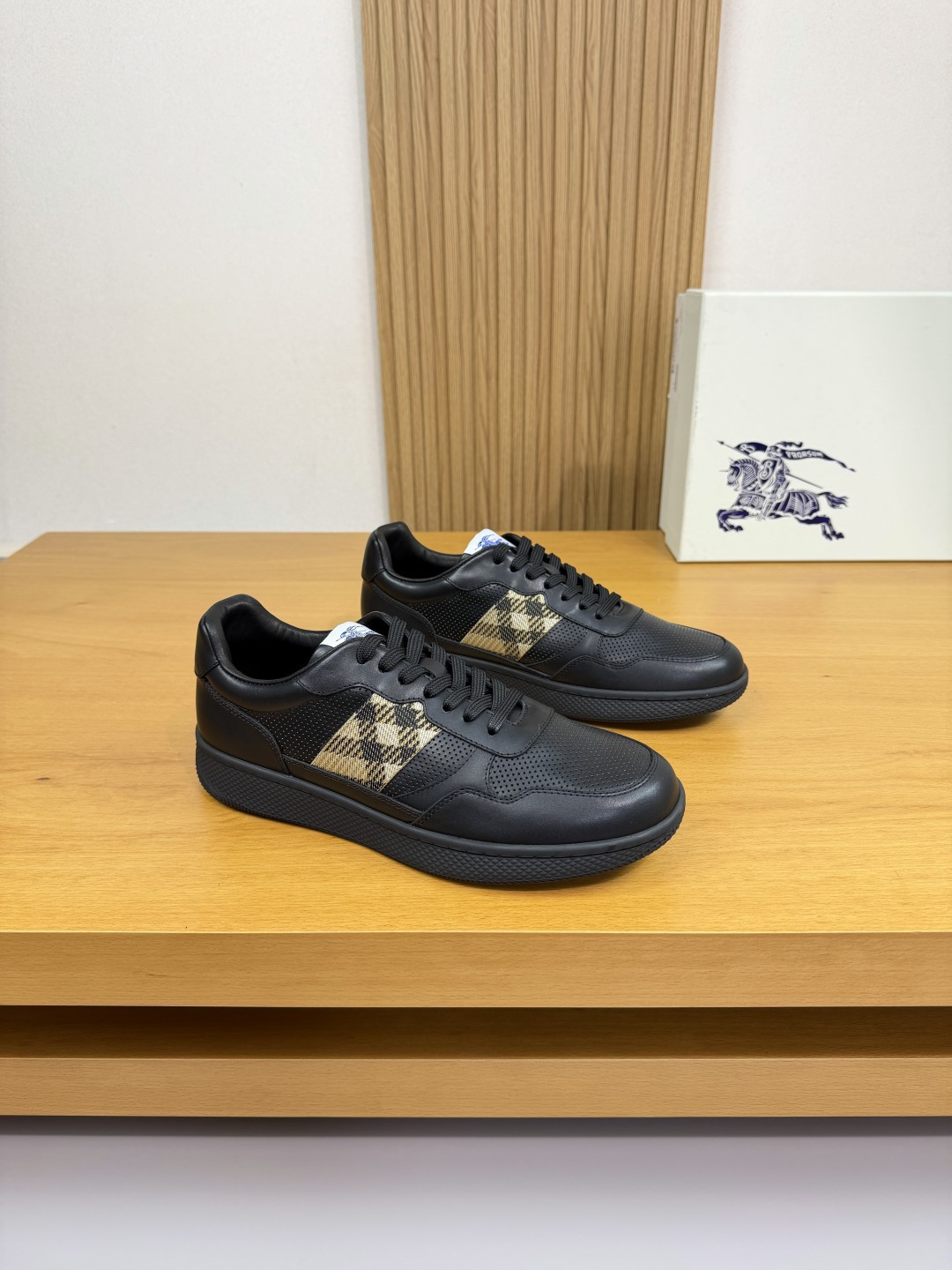 NO:556587,[BURBERRY] Burberry - high-end quality original casual sports sneakers - imported nappa calfskin upper, perforated calfskin, brand totem webbing on the shoe body, brand totem cloth label on the tongue - water-dyed cowhide inside - ultra-light TPR rubber outsole; two-color molded outsole - ultra-high quality control, fine workmanship highlighted (high-end, luxury, grade) -Size  38-44 (45. Can be customized)·BBR0372,,burberry,burberry,cowhide19860909【 BURBERRY】巴宝莉 -高端品质 原单·休闲运动板鞋 -鞋面进口纳帕小牛皮、打孔小牛皮、鞋身品牌图腾织带、鞋舌品牌图腾布标 -内里水染牛皮 -大底超轻TPR橡胶; 双色成型大底 -超高品控·做工精细凸显(高端·贵气·档次) -Size 38-44（45.可订做)·BBR0372,,burberry,burberry,cowhide,Men's shoes