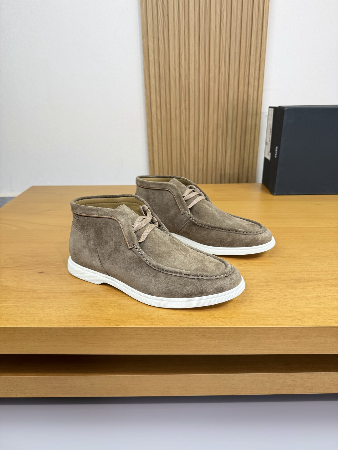 NO:555860,[BOSS] BOSS - high-end quality original order casual high-top shoes - high mercerized suede calfskin upper, hand-stitched mark thread on the heel, air pressure brand logo on the heel - water-dyed cowhide inside - ultra-light TPR rubber on the outsole; molded outsole - ultra-high quality control, fine workmanship (high-end, luxury, grade) -Size 39-44 (38, 45, 46, can be customized)·0039,,cowhide19860909【BOSS】博思 -高端品质 原单·休闲高帮鞋 -鞋面高丝光反绒小牛皮、鞋丹手工串串缝马克线、后跟空压品牌logo -内里水染牛皮 -大底超轻TPR橡胶；成型大底 -超高品控·做工精细凸显(高端·贵气·档次) -Size 39-44（38,45,46,可订做)·0039,,cowhide,Men's shoes