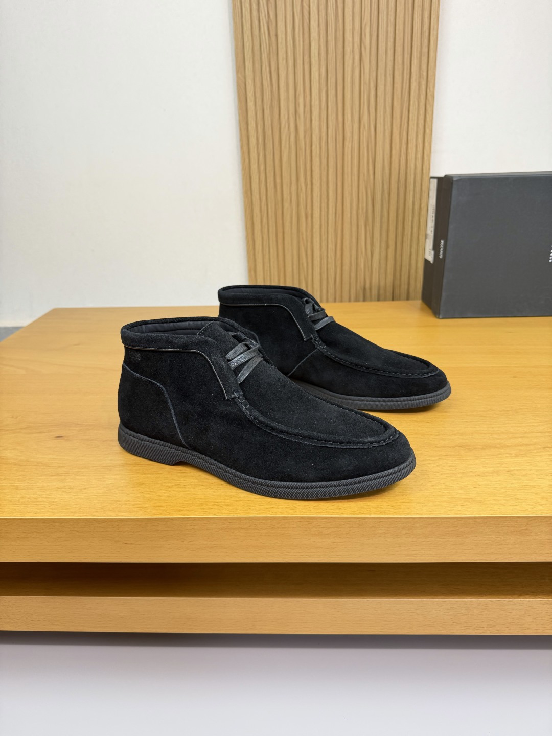 NO:555810,[BOSS] BOSS - high-end quality original order casual high-top shoes - high mercerized suede calfskin upper, hand-stitched mark thread on the heel, air pressure brand logo on the heel - water-dyed cowhide inside - ultra-light TPR rubber on the outsole; molded outsole - ultra-high quality control, fine workmanship (high-end, luxury, grade) -Size 39-44 (38, 45, 46, can be customized)·0039,,cowhide19860909【BOSS】博思 -高端品质 原单·休闲高帮鞋 -鞋面高丝光反绒小牛皮、鞋丹手工串串缝马克线、后跟空压品牌logo -内里水染牛皮 -大底超轻TPR橡胶；成型大底 -超高品控·做工精细凸显(高端·贵气·档次) -Size 39-44（38,45,46,可订做)·0039,,cowhide,Men's shoes