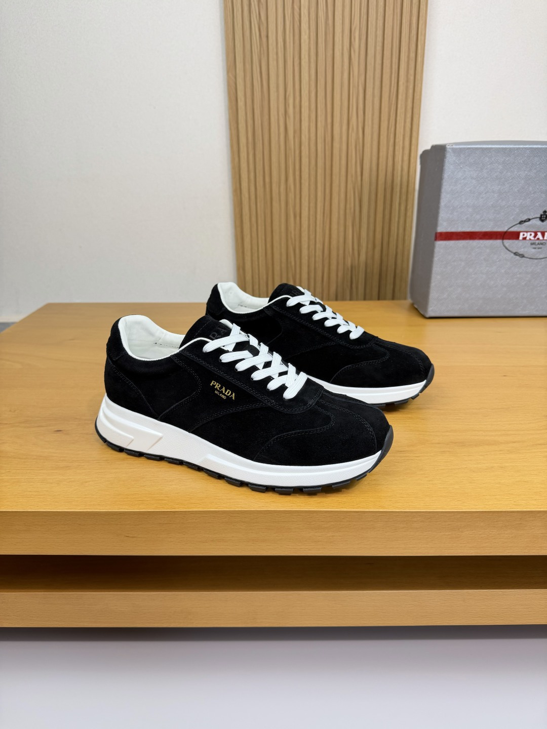 NO:555819,[PRADA] Prada - high-end quality original casual sports shoes - high mercerized calfskin upper, screen-printed brand logo on the shoe body, tongue, heel, air pressure brand logo - water-dyed cowhide lining - ultra-light TPU foam rubber outsole; two-color molded outsole - ultra-high quality control, fine workmanship highlighted (high-end, luxury, grade) -Size  38-44 (45, can be customized)·PR1540,,prada,prada,sneakers,cowhide19860909【 PRADA】普拉达 -高端品质 原单·休闲运动鞋 -鞋面高丝光小牛皮、鞋身丝印品牌logo、鞋舌.后跟.空压品牌logo -内里水染牛皮 -大底超轻TPU发泡·橡胶; 双色成型大底 -超高品控·做工精细凸显(高端·贵气·档次) -Size 38-44（45,可订做)·PR1540,,prada,prada,sneakers,cowhide,Men's shoes